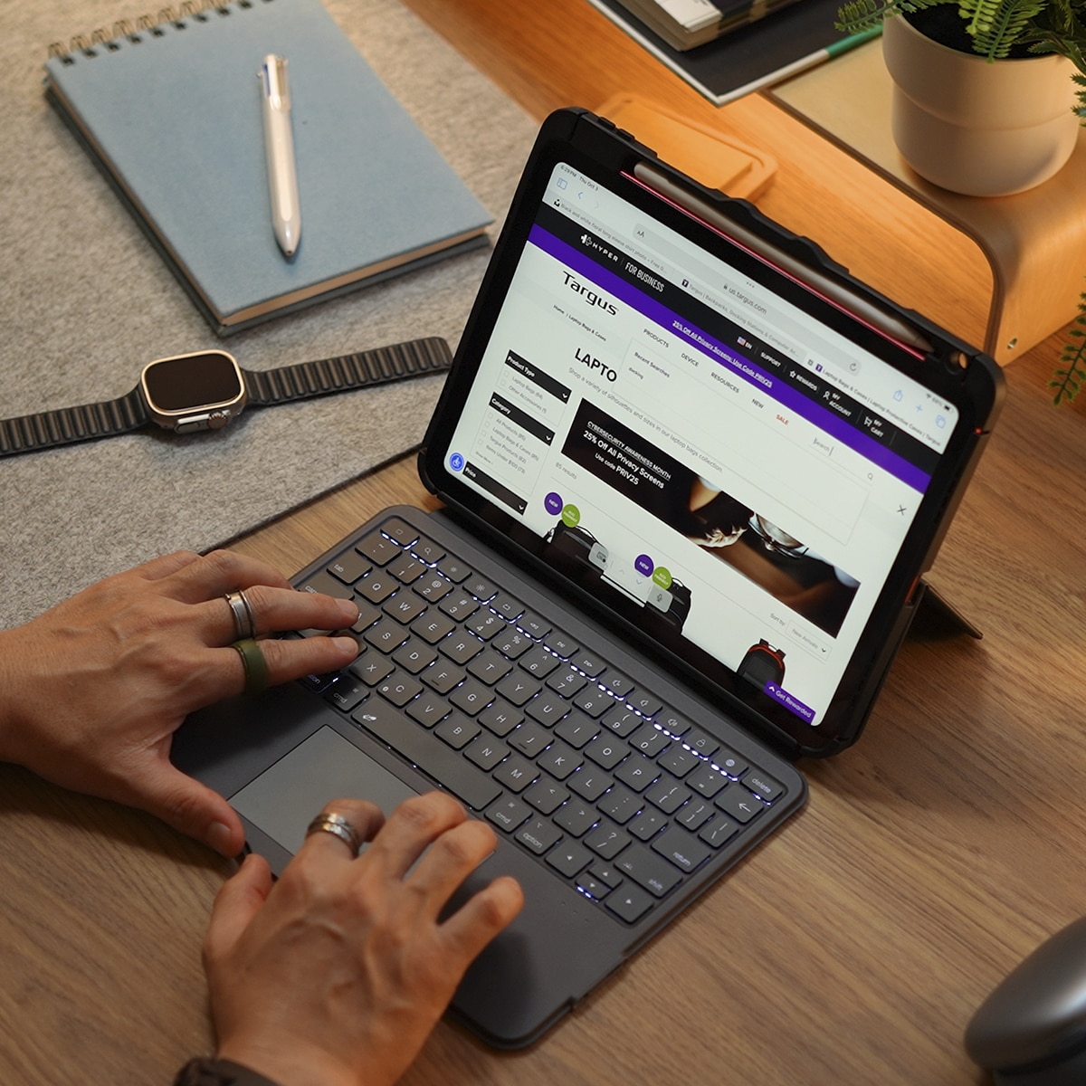 Funda con teclado Targus VersaVu para iPad Negro-12