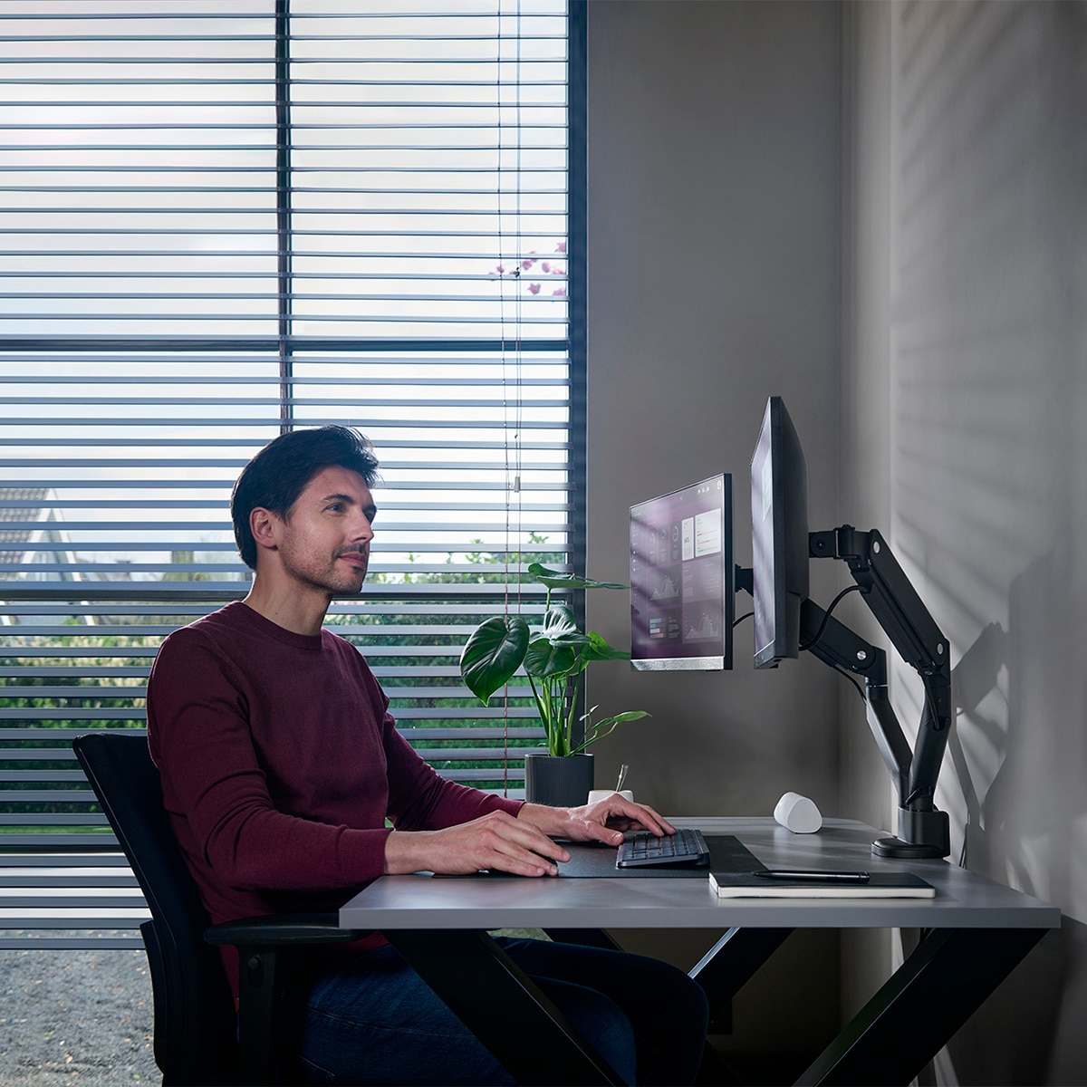Brazo universal para dos monitores One For All Solid Line DM 4210 Negro-6