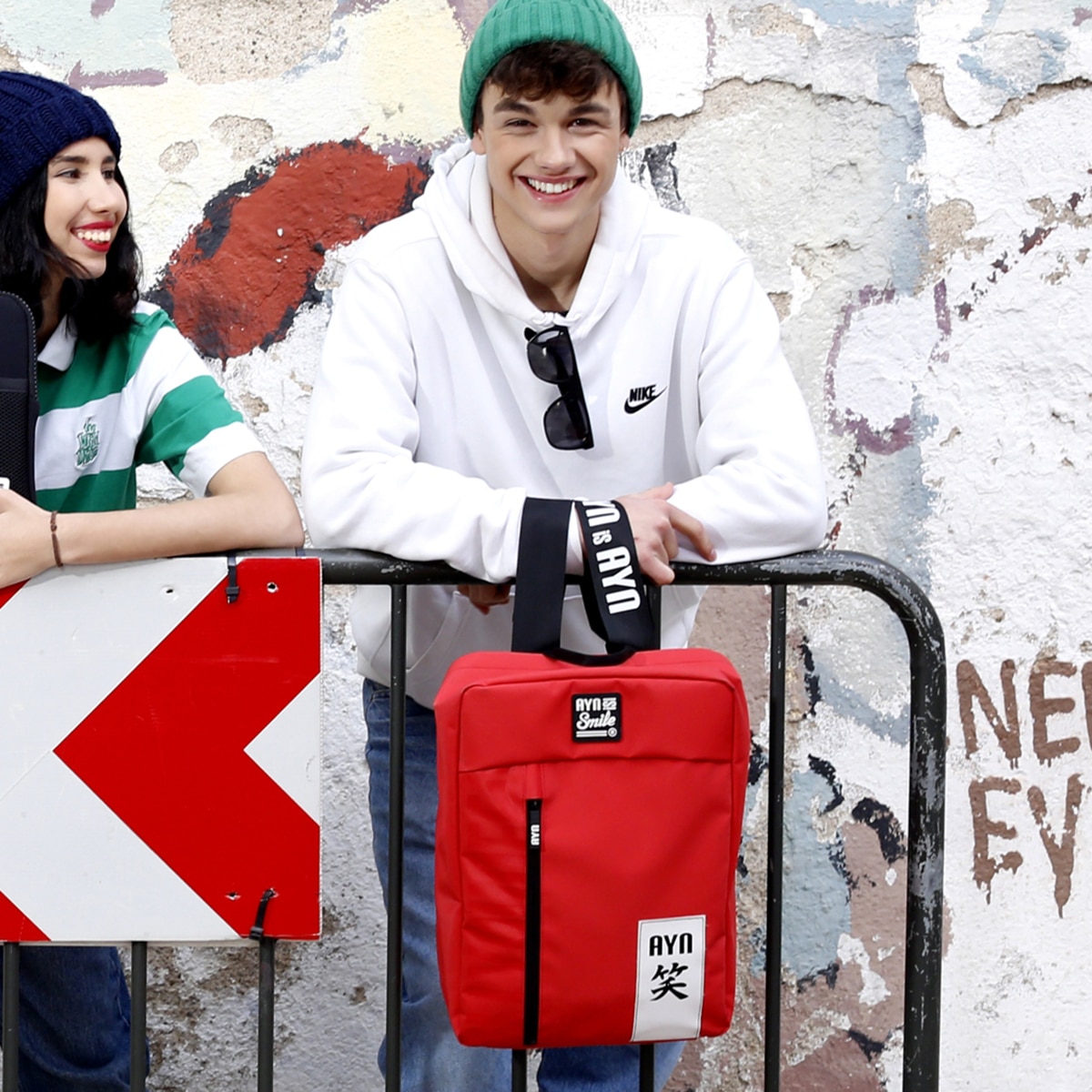 Mochila antirrobo Smile Akira roja para portátiles hasta 16" 19