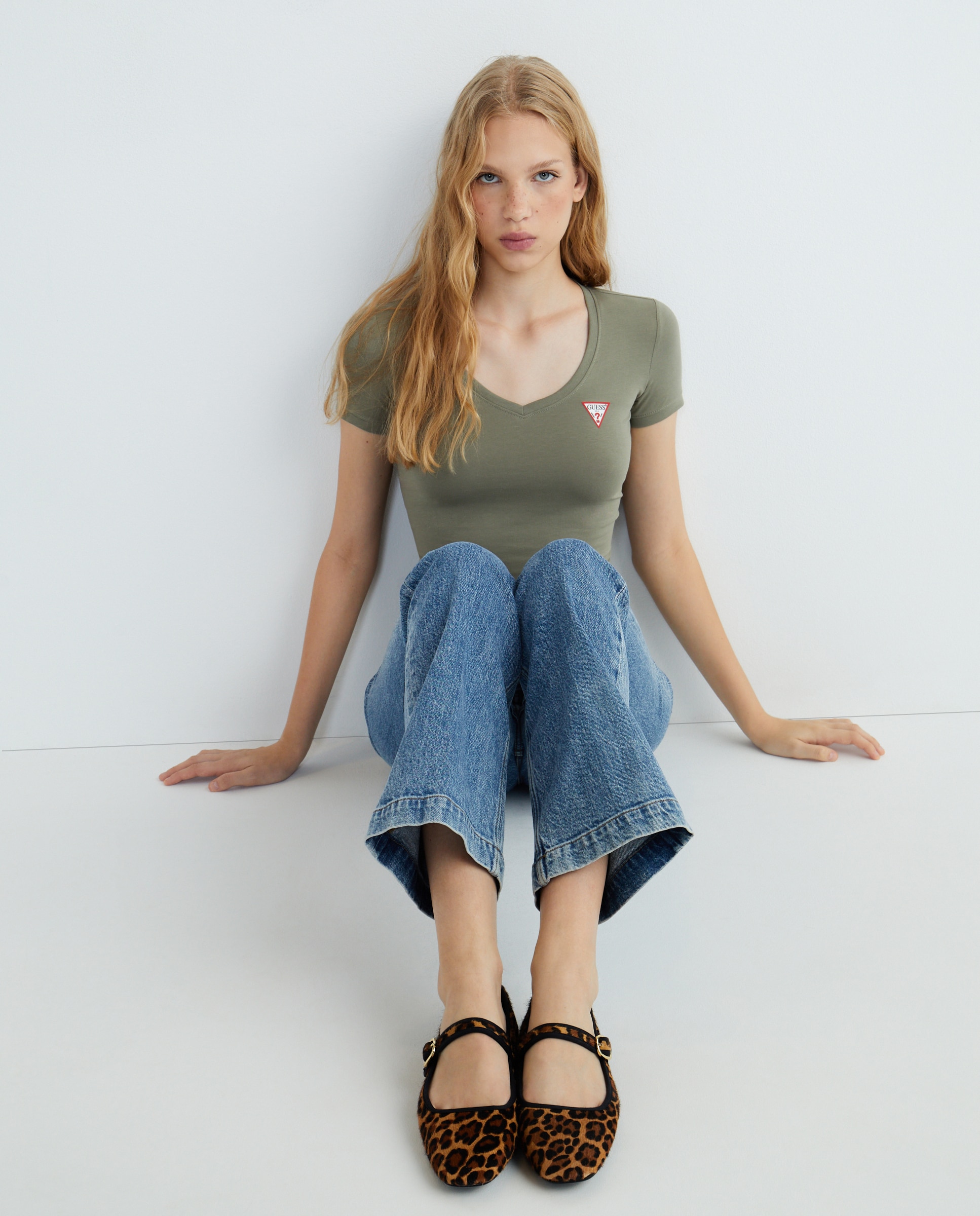 Guess - Camiseta logo cuello pico.