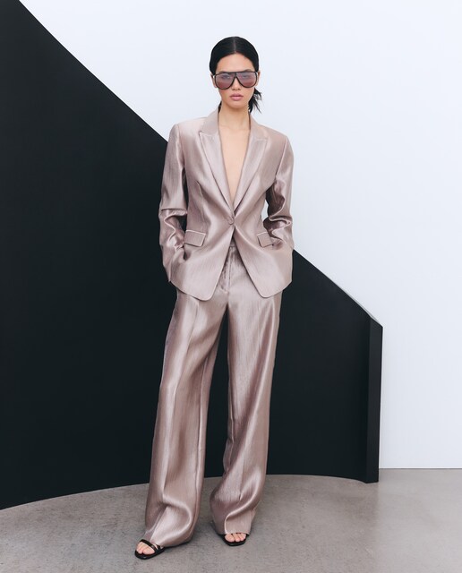 Pantalón traje de mujer laminado