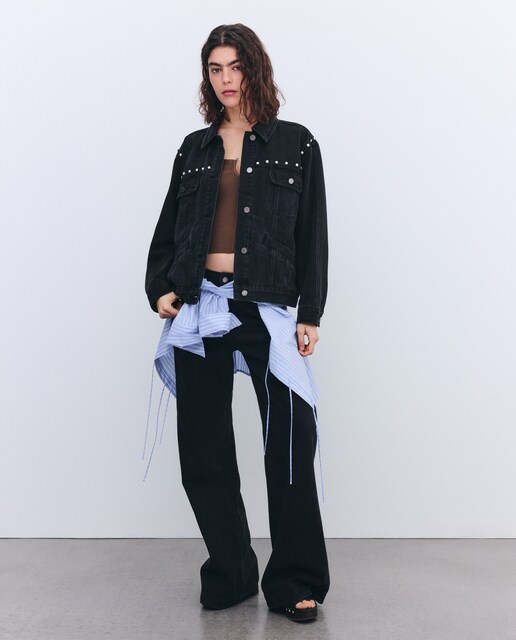 Vaquero de mujer con estampado de tachas