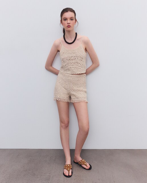 Short de mujer de crochet con flecos