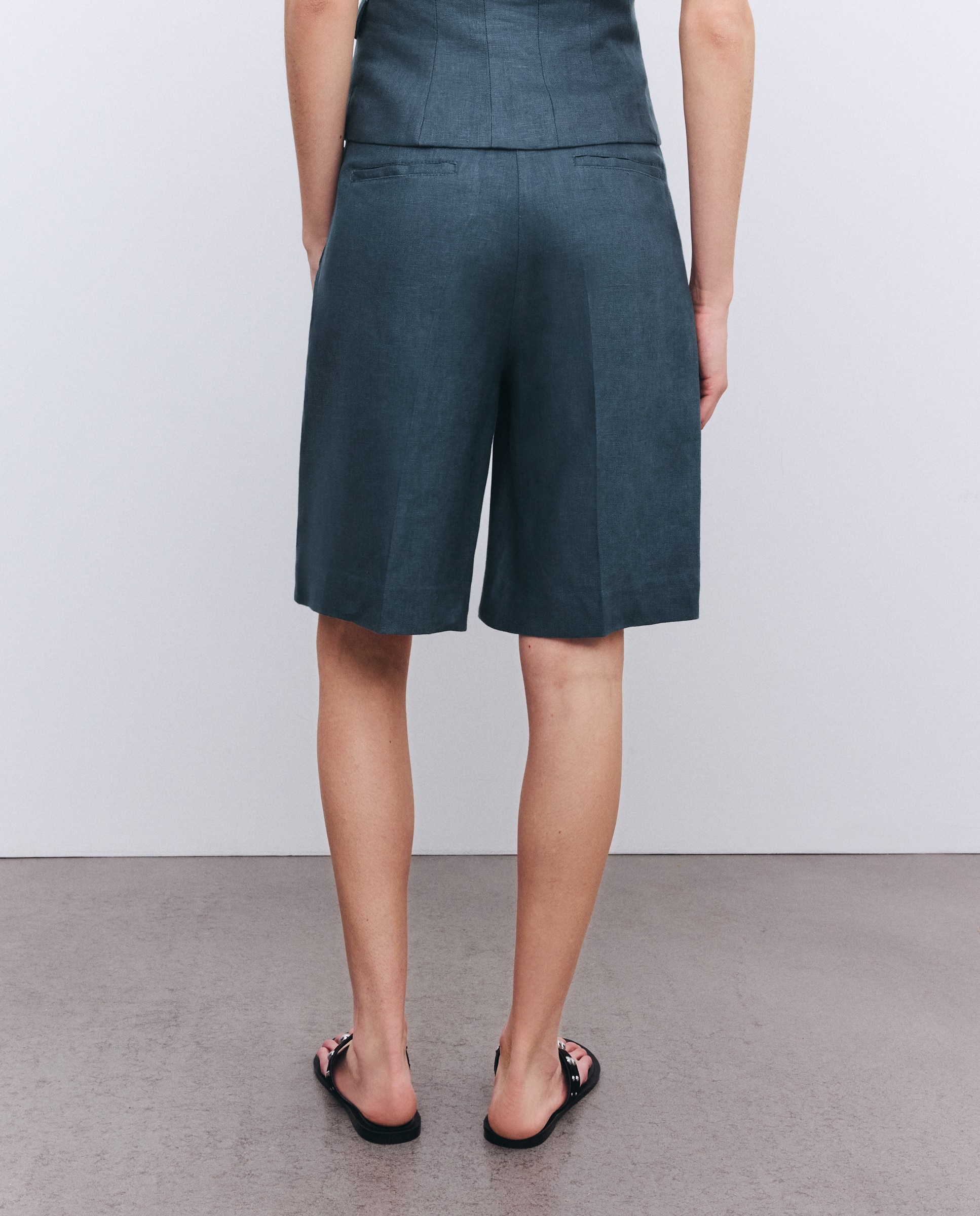 Bermudas de Linho com Pinças Verde Pato-3