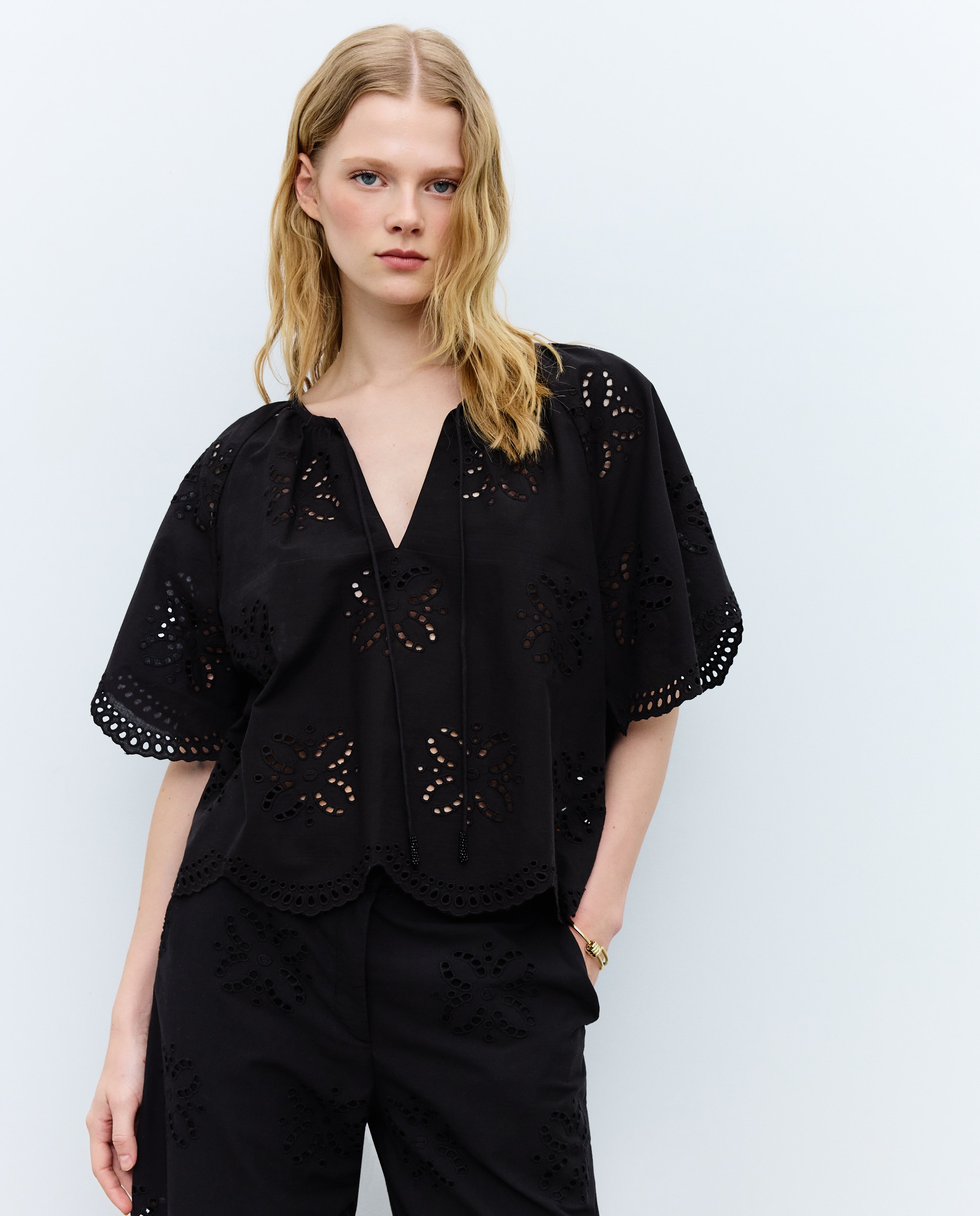 Imagen 0 de Blusa de mujer manga corta con calados y cuello mao Negro