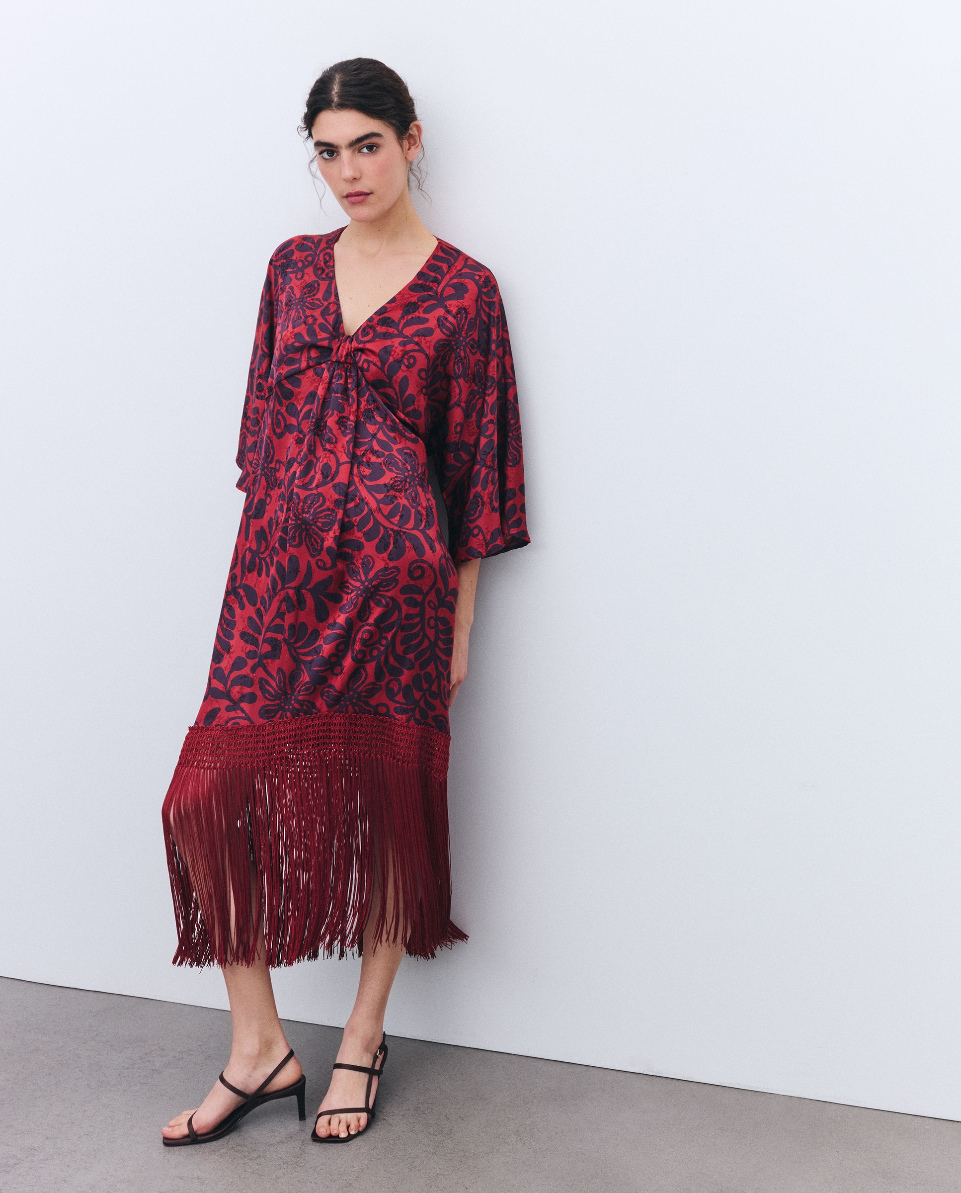 Imagem 0 de Vestido de Manga Curta com Jacquard Estampado e Franjas