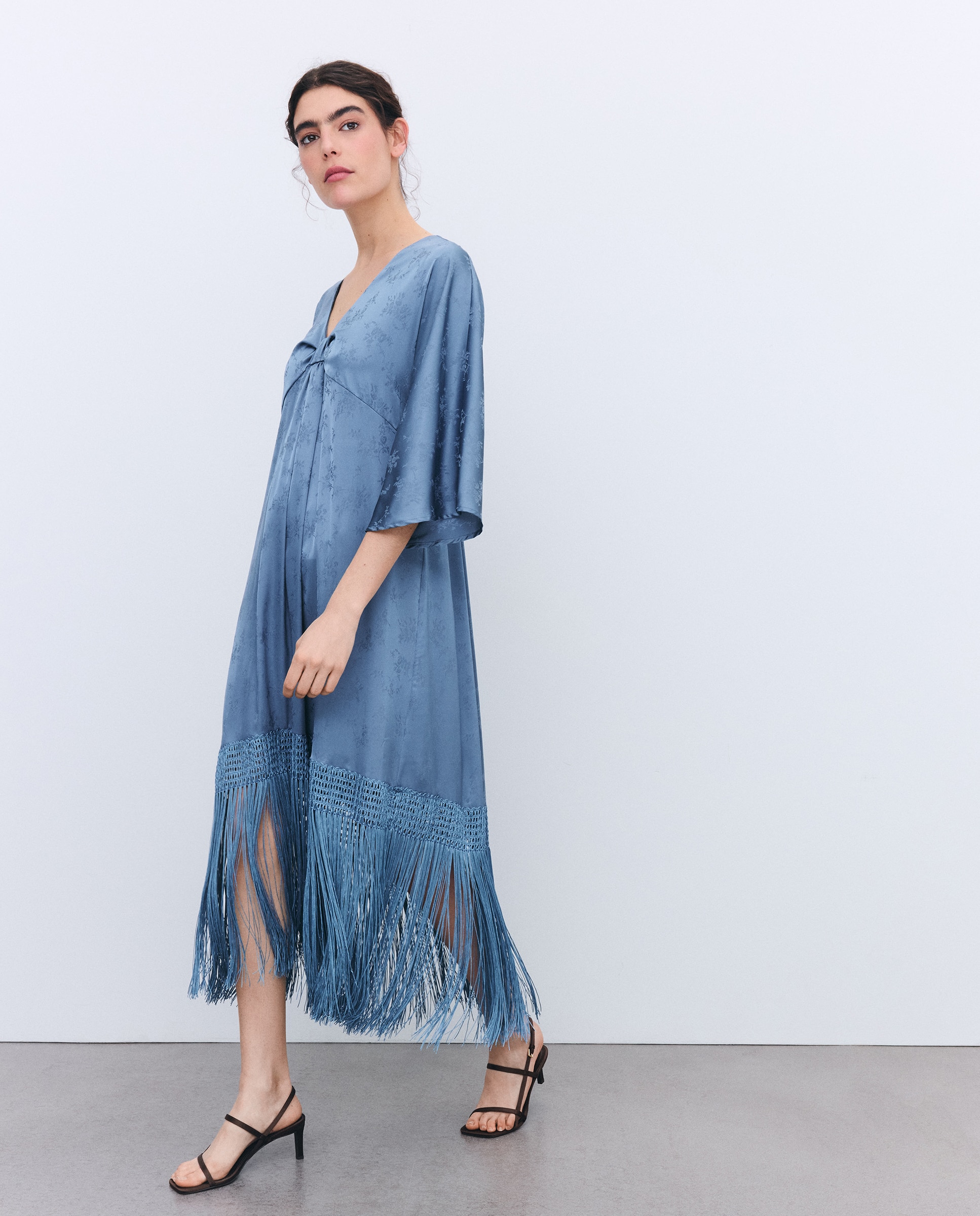 Imagem 0 de Vestido de Manga Curta com Jacquard Estampado e Franjas