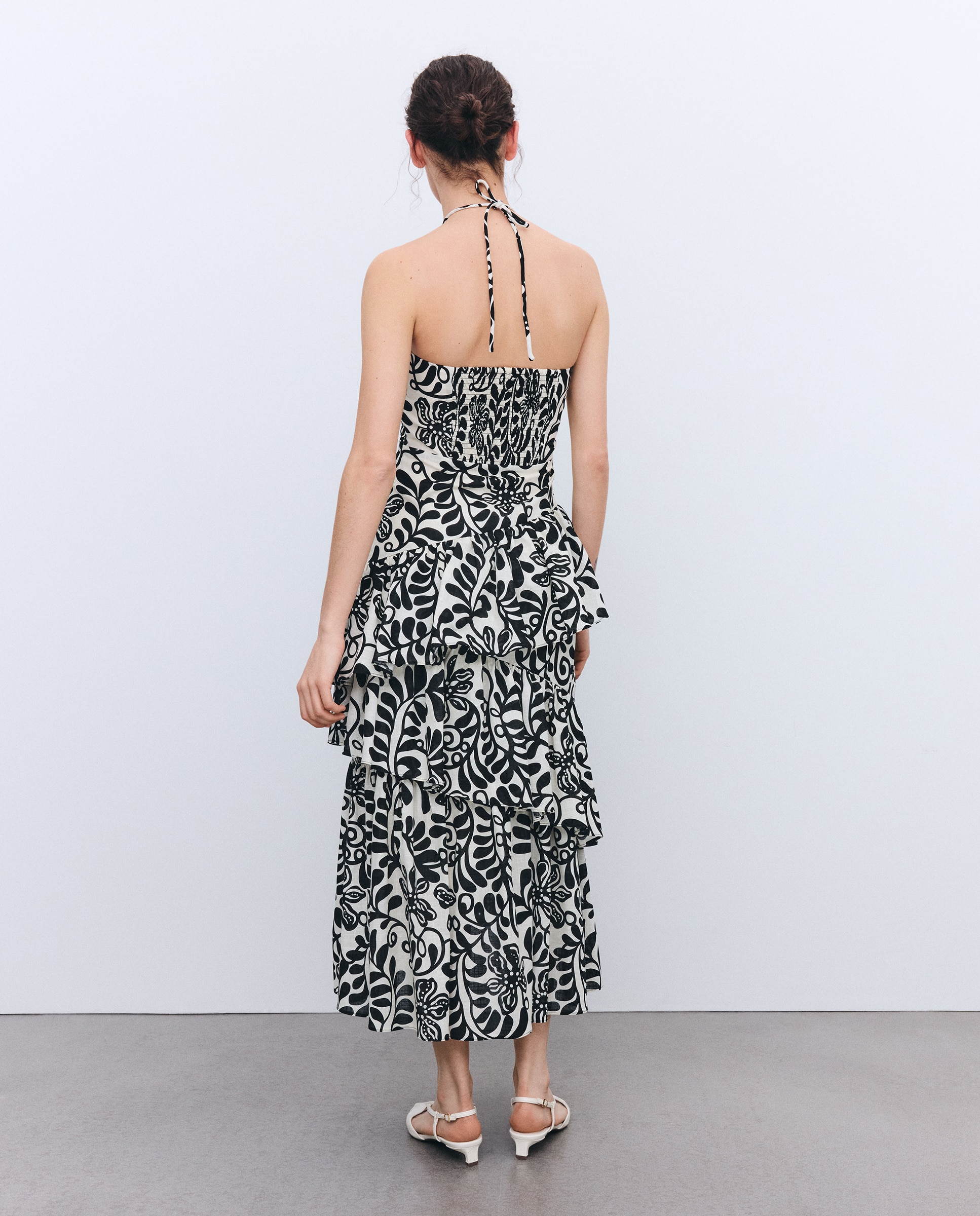 Vestido com Decote Coração e Gola Halter com Folhos Preto-3