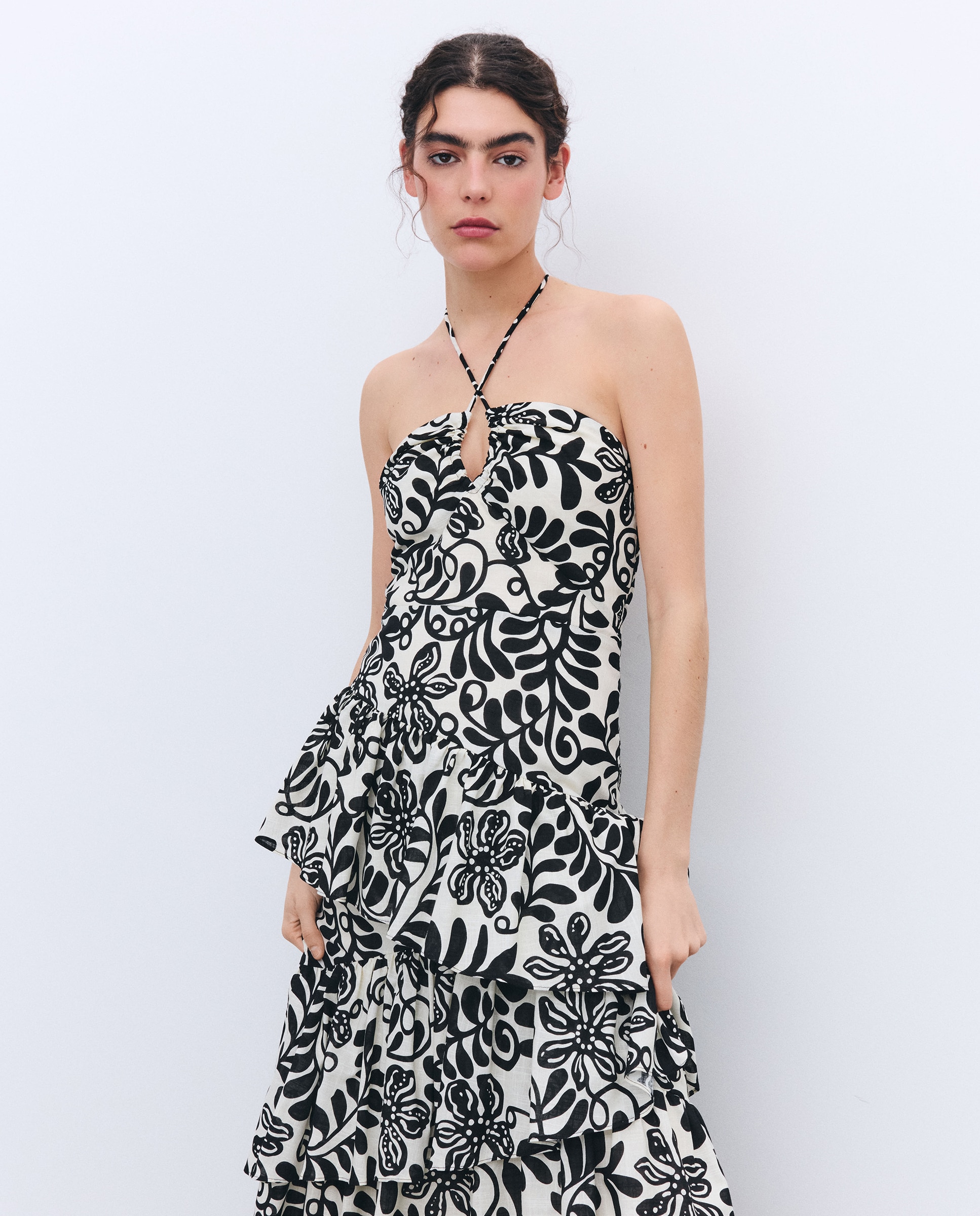 Vestido com Decote Coração e Gola Halter com Folhos Preto-4