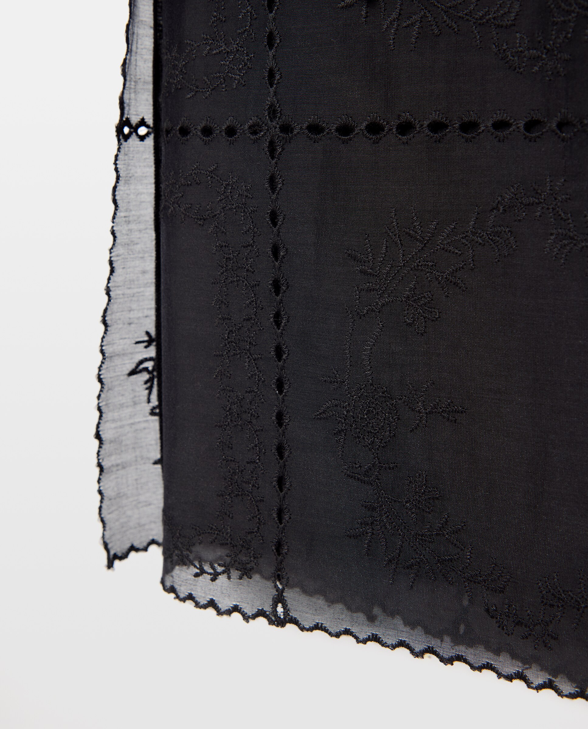 Blusa de Alças Finas com Bordados Preto-5