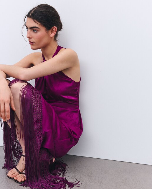 Vestido con flecos y cuello halter