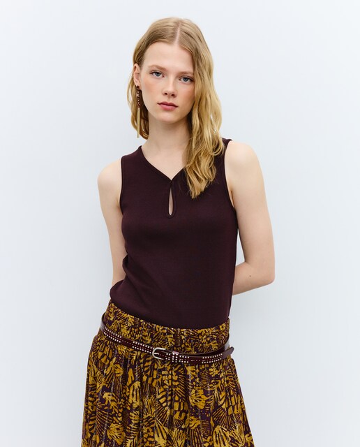 Camiseta de mujer sin mangas con abertura central