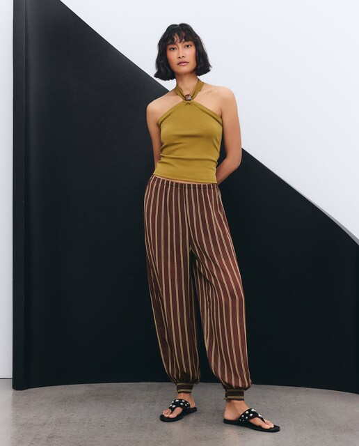 Camiseta de mujer sin  mangas con cuello halter