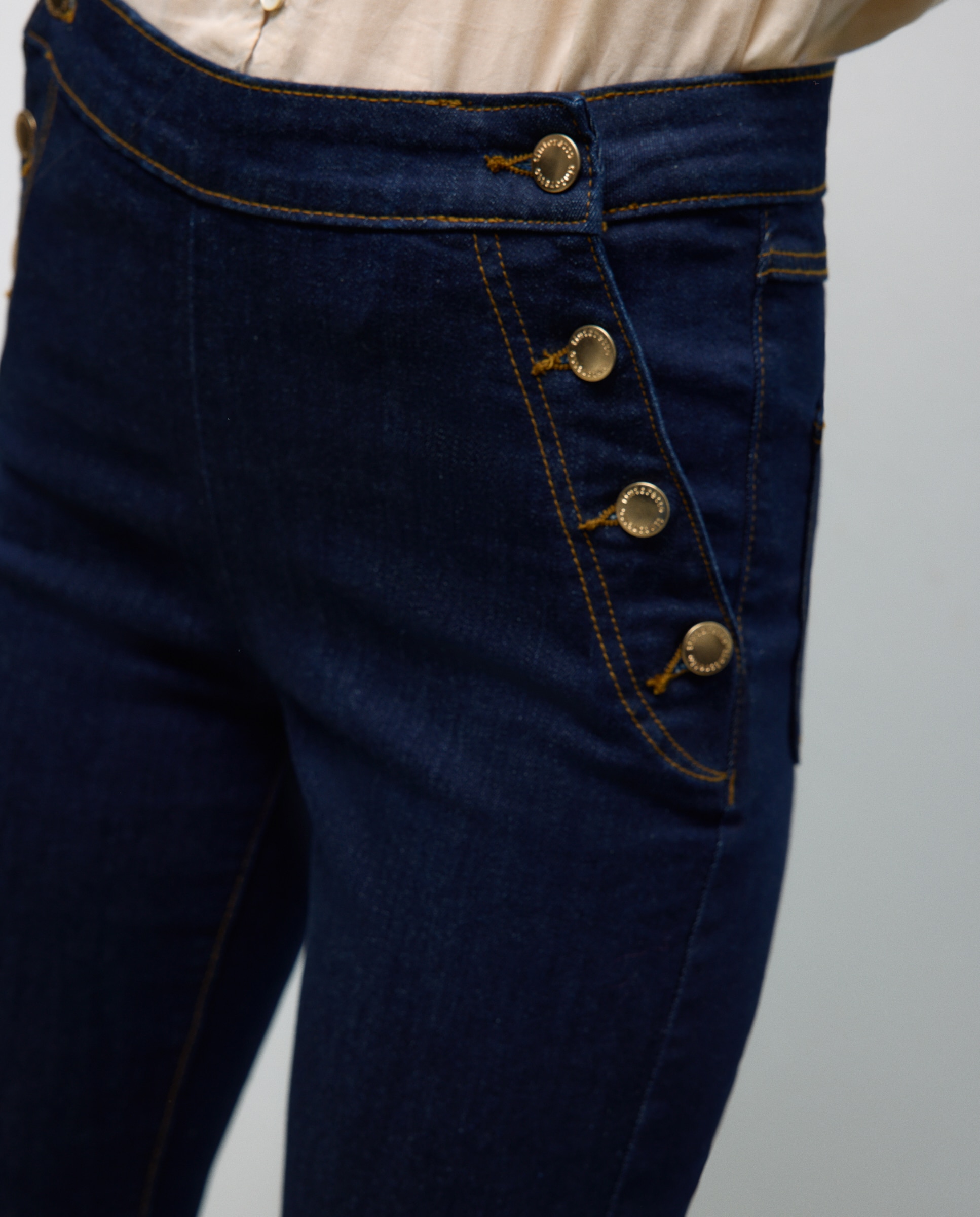 Jeans Flare com Botões e Cintura Média Índigo-4