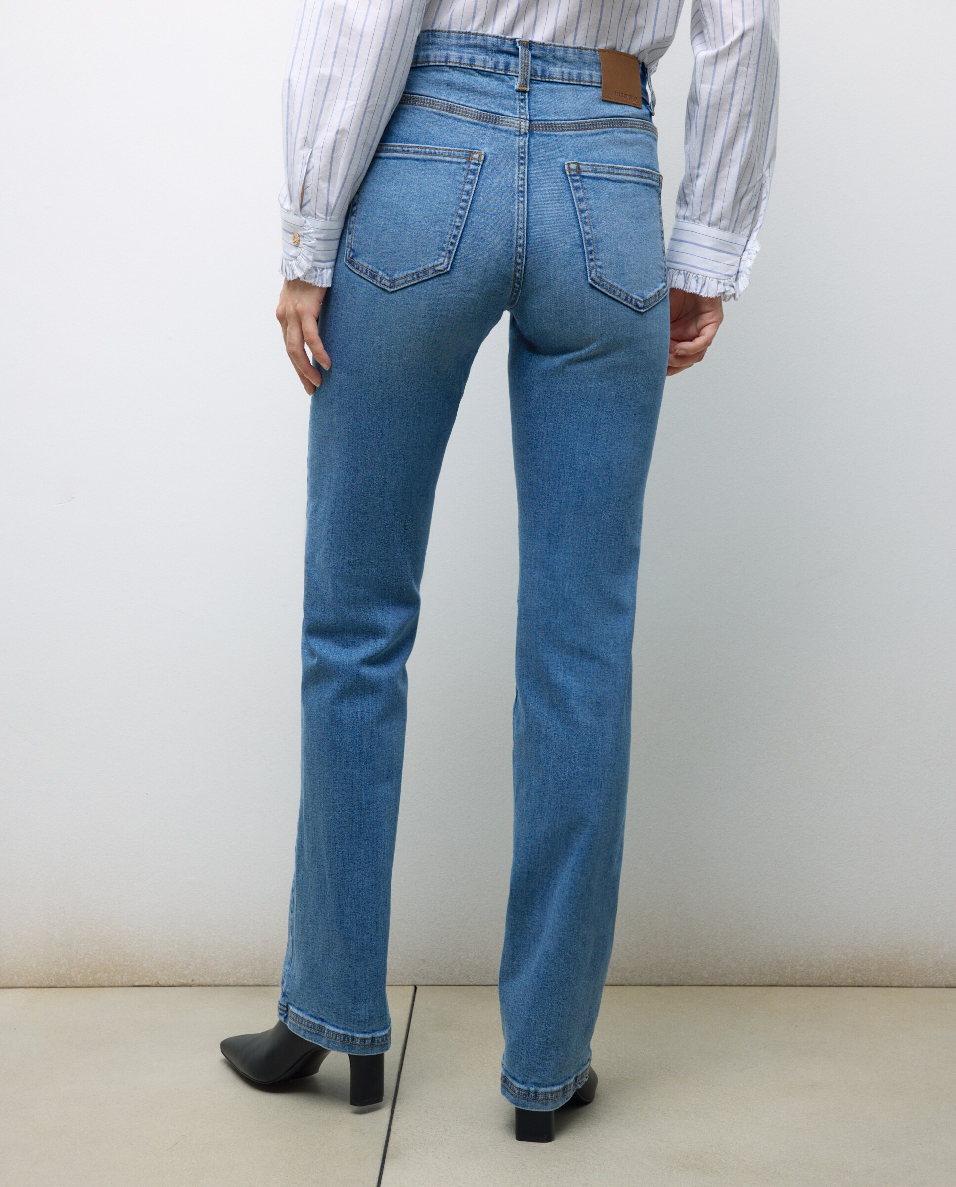 Jeans Straight com Cintura Média Azul pálido-3