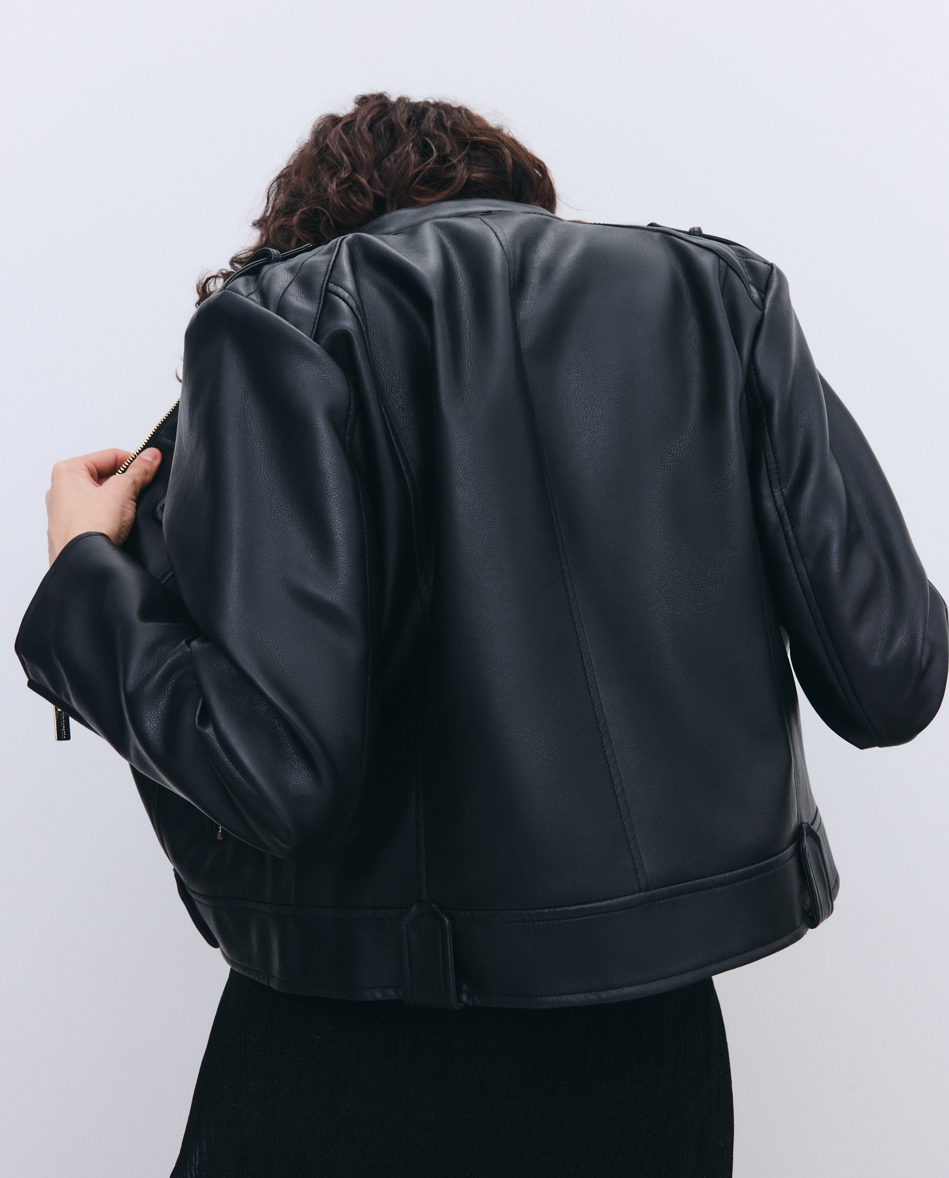 Blusão Biker com Efeito de Pele e Debruados Preto-4