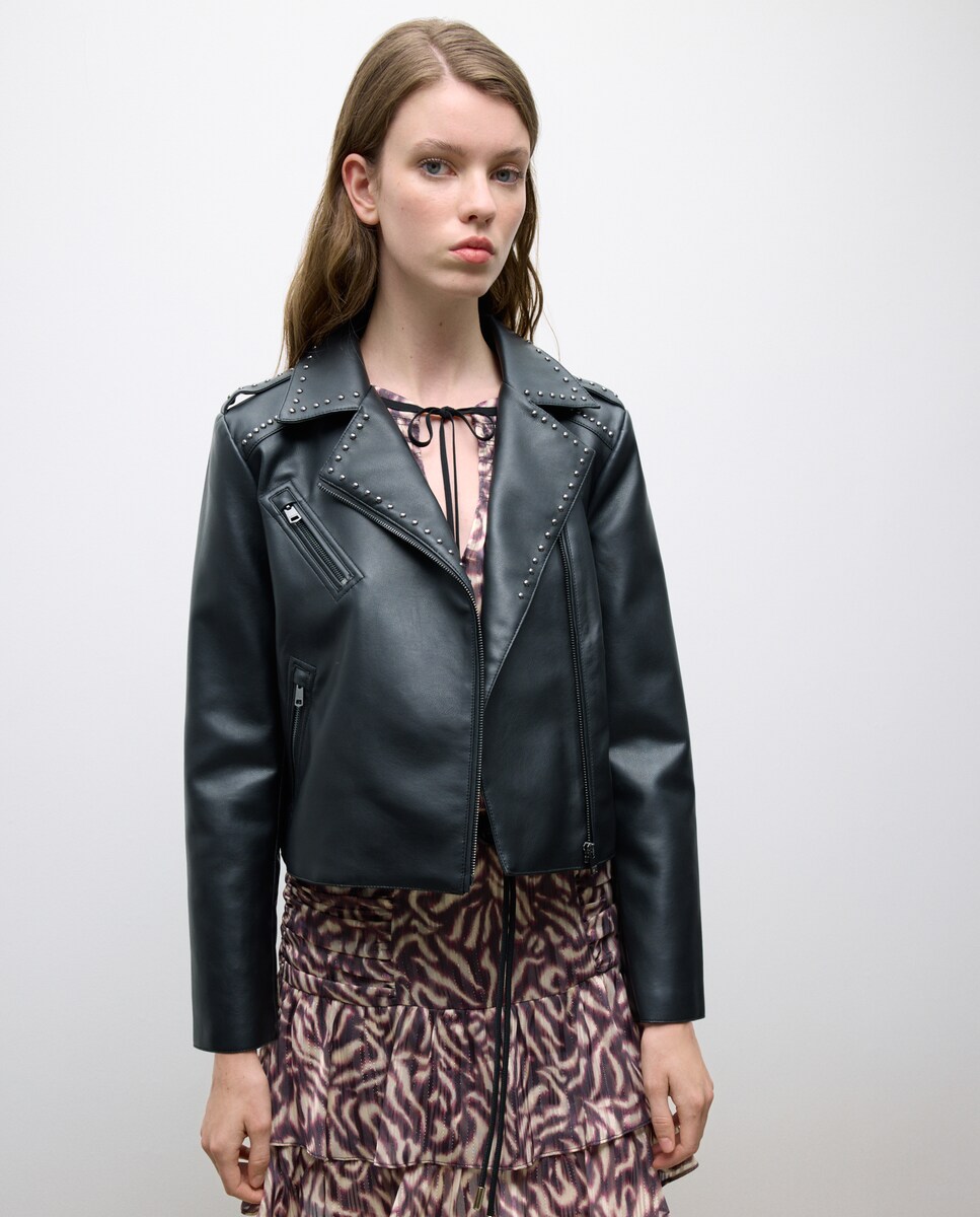 Blusão Biker com Aba e Tachas com Efeito de Pele. Preto-1