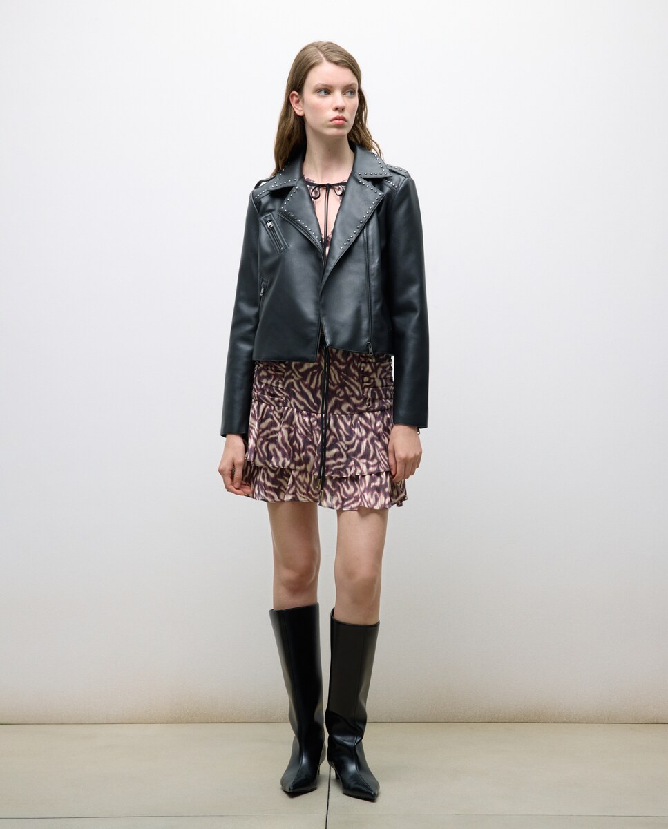 Blusão Biker com Aba e Tachas com Efeito de Pele. Preto-2