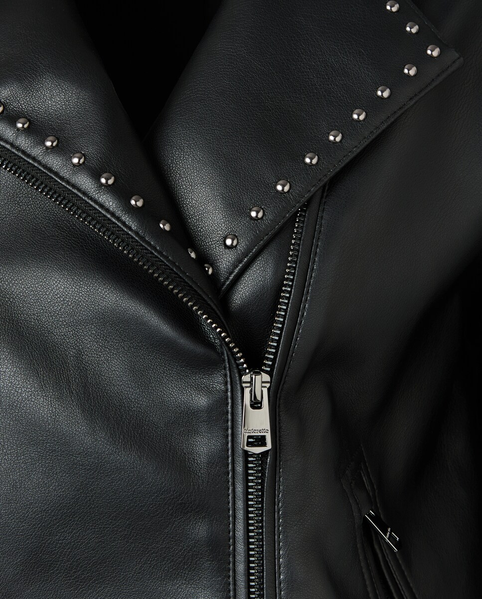 Blusão Biker com Aba e Tachas com Efeito de Pele. Preto-6