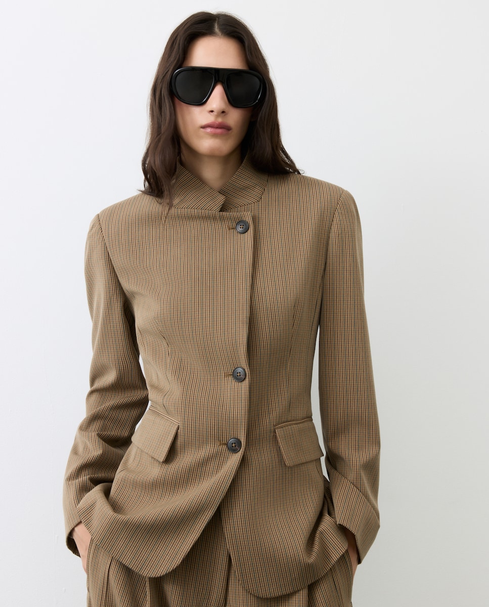 Imagen 0 de Blazer entallada con cuello subido de mujer Marrón