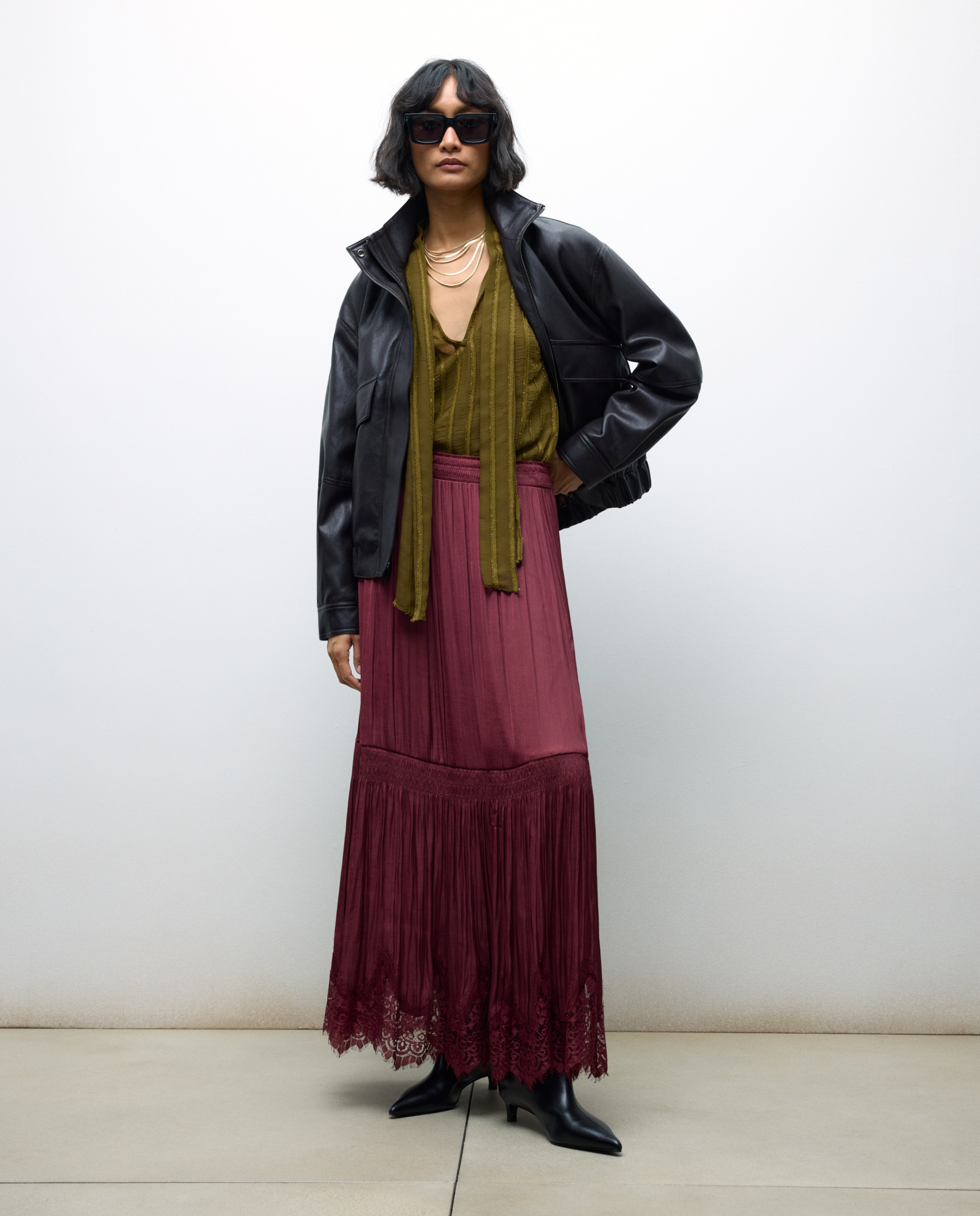 Saia Comprida Acetinada com Renda na Parte Inferior Bordeaux-1