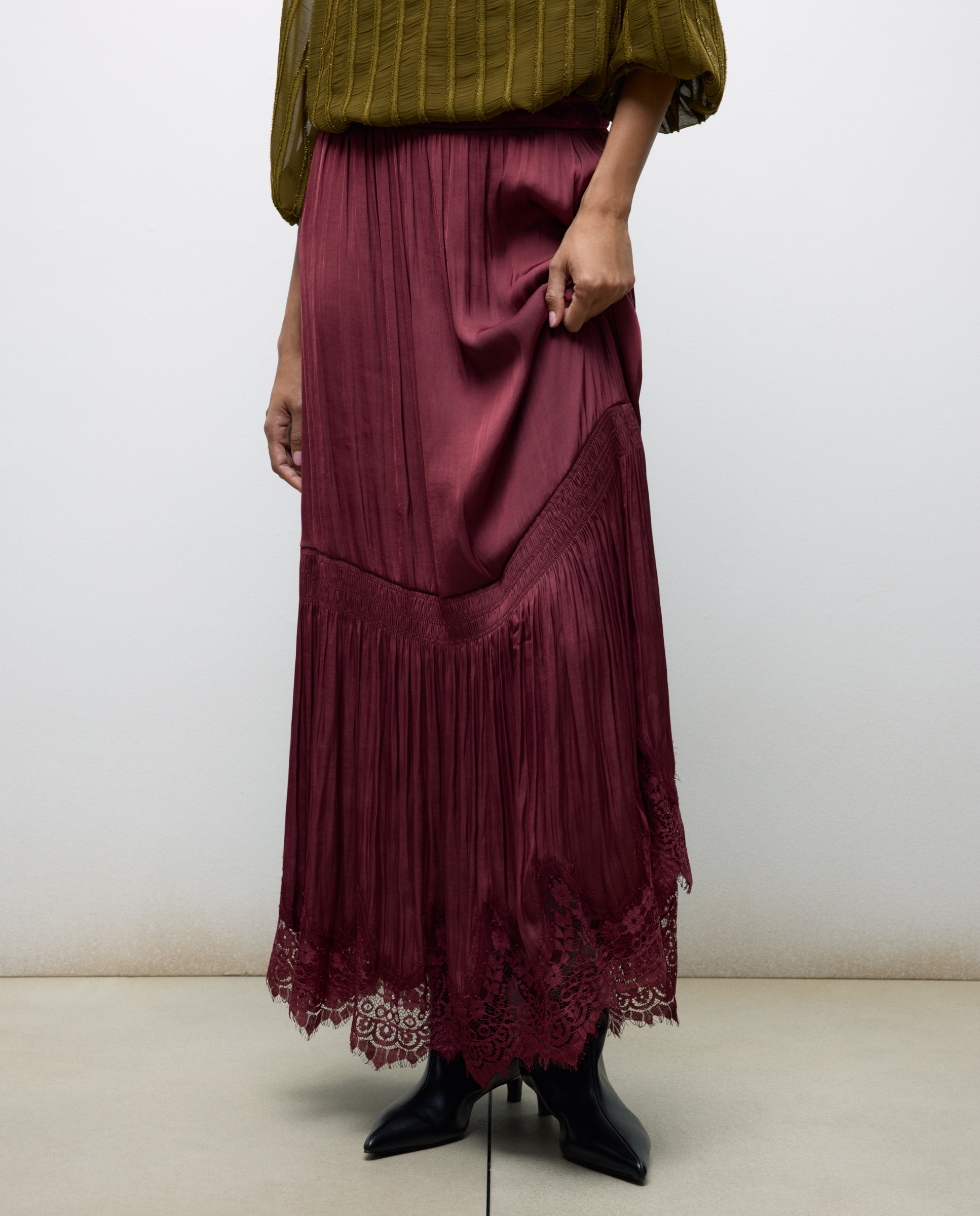 Saia Comprida Acetinada com Renda na Parte Inferior Bordeaux-2