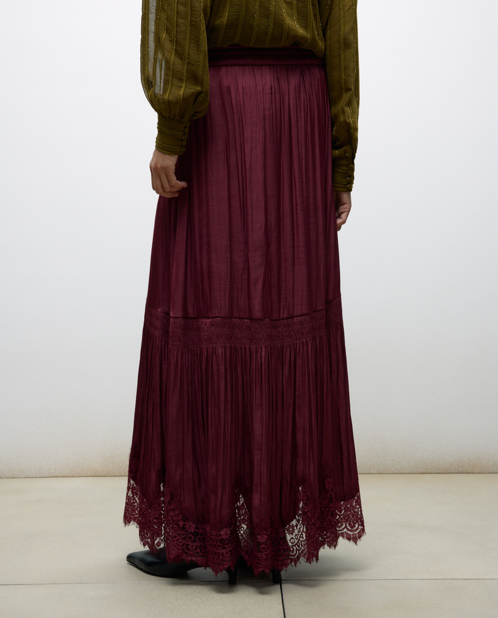 Saia Comprida Acetinada com Renda na Parte Inferior Bordeaux-3