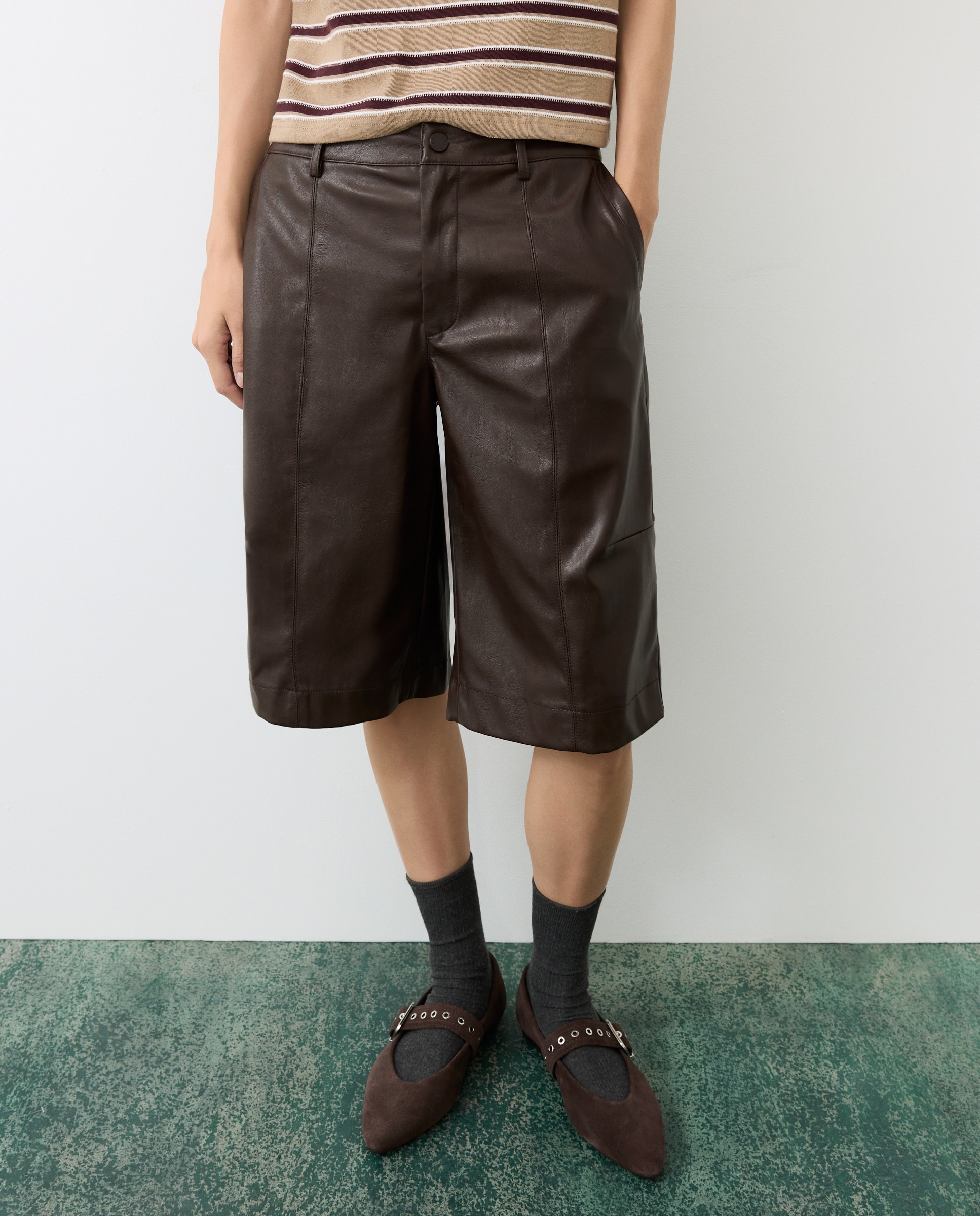 Bermudas com Efeito de Pele Castanho-2