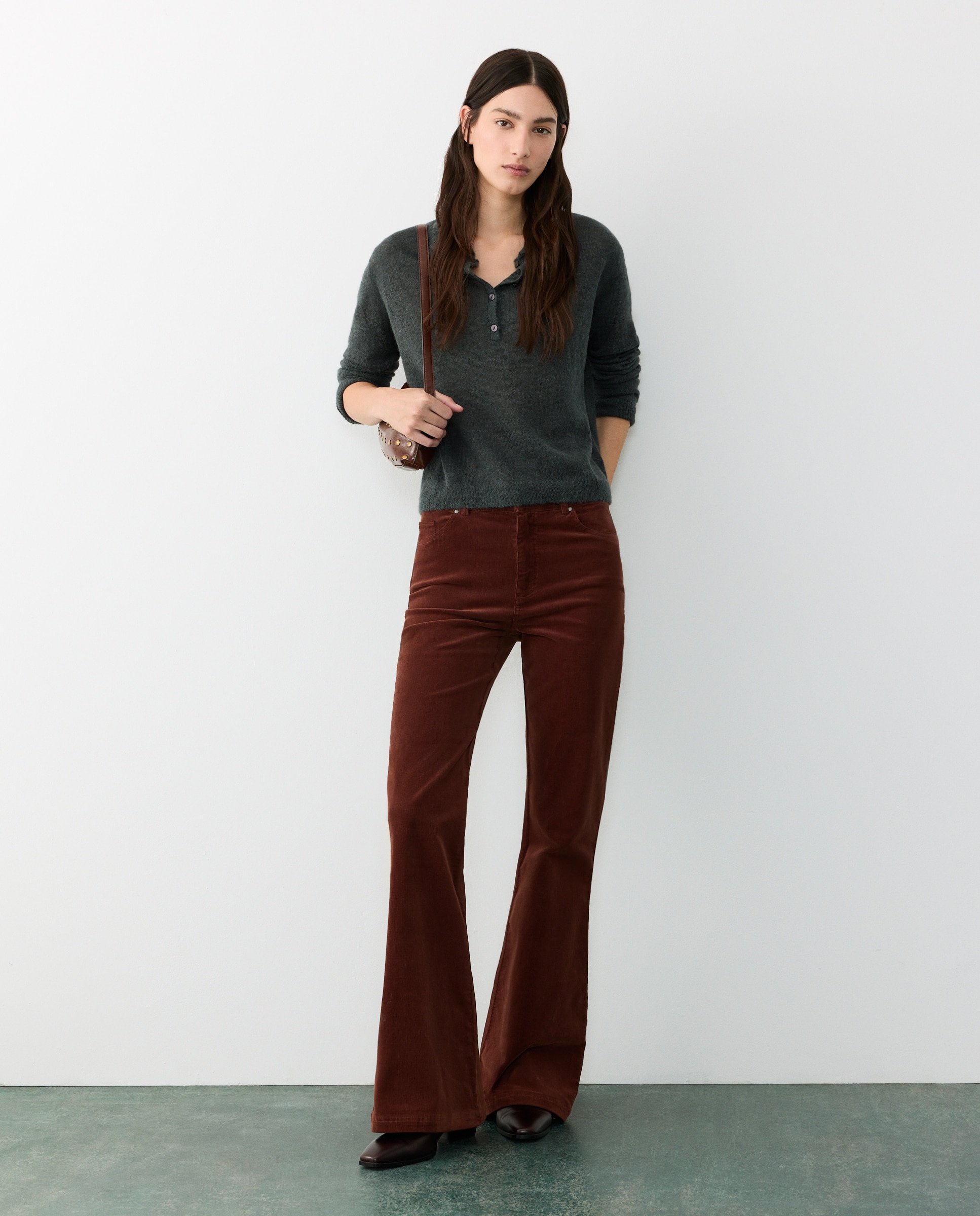 Imagen 0 de Pantalón pana flare de mujer Marrón