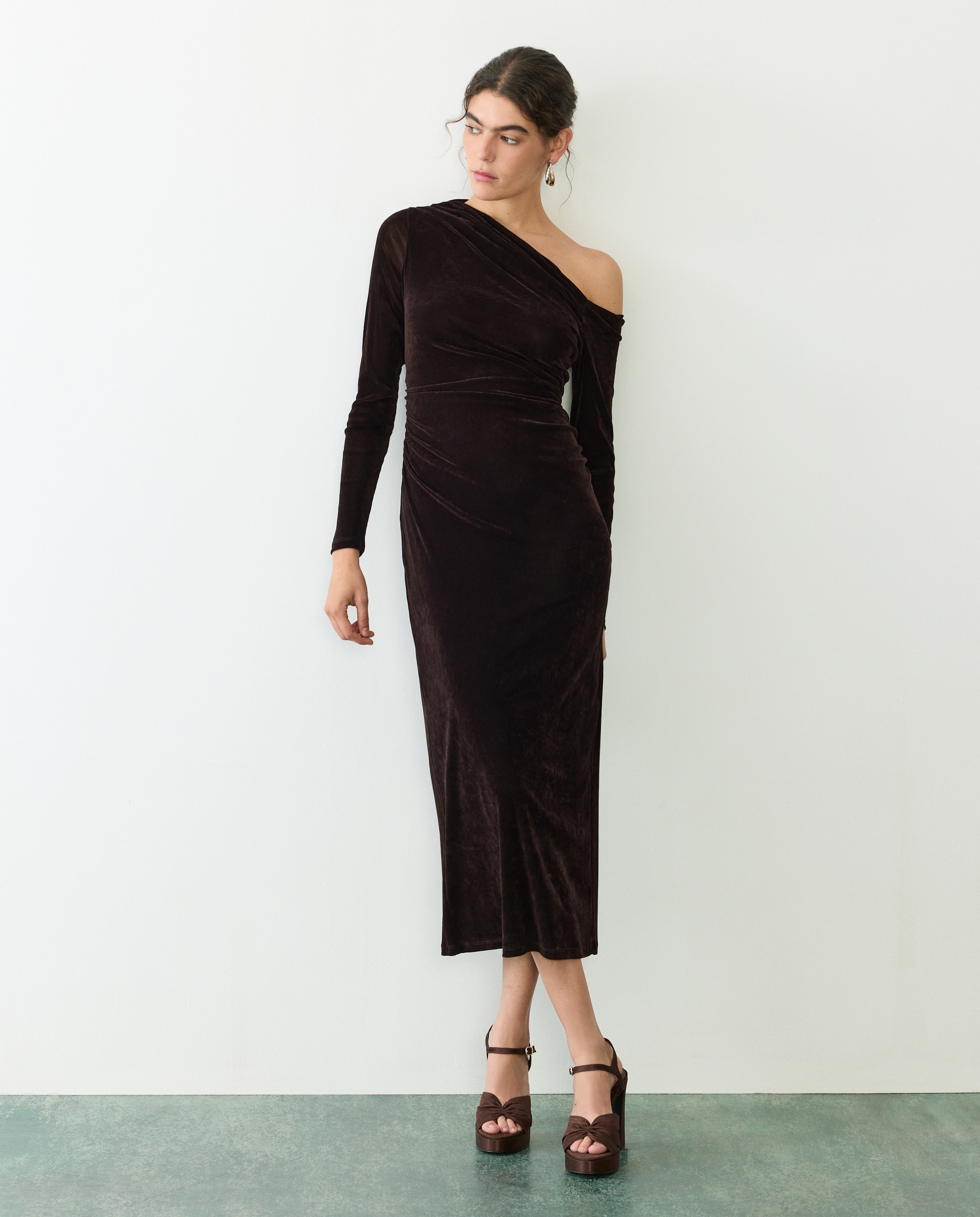 Imagen 2 de Vestido largo con escote asimétrico velvet - Tintoretto - Chocolate Chocolate