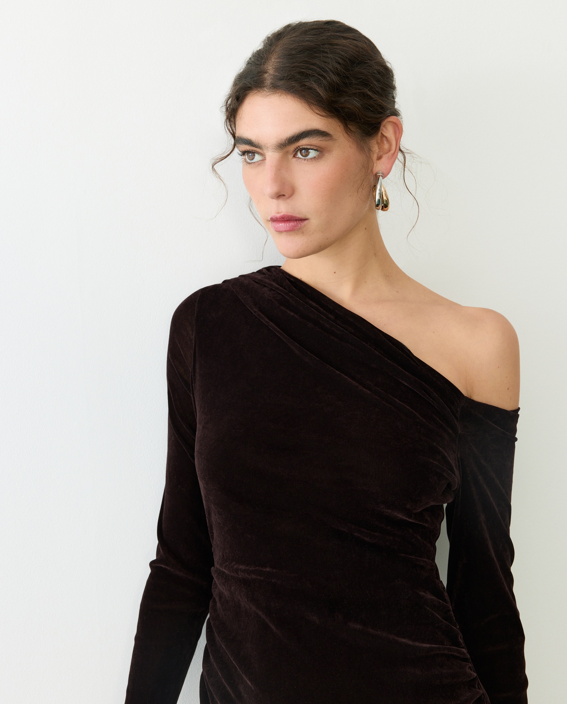 Imagen 4 de Vestido largo con escote asimétrico velvet - Tintoretto - Chocolate Chocolate