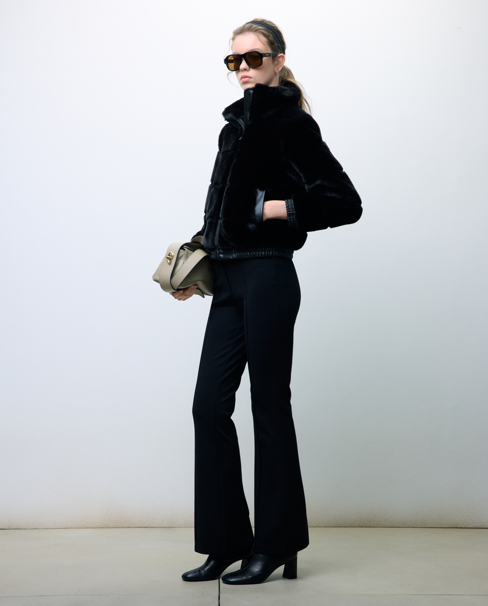 Sobretudo de Gola Alta com Pelo Preto-1