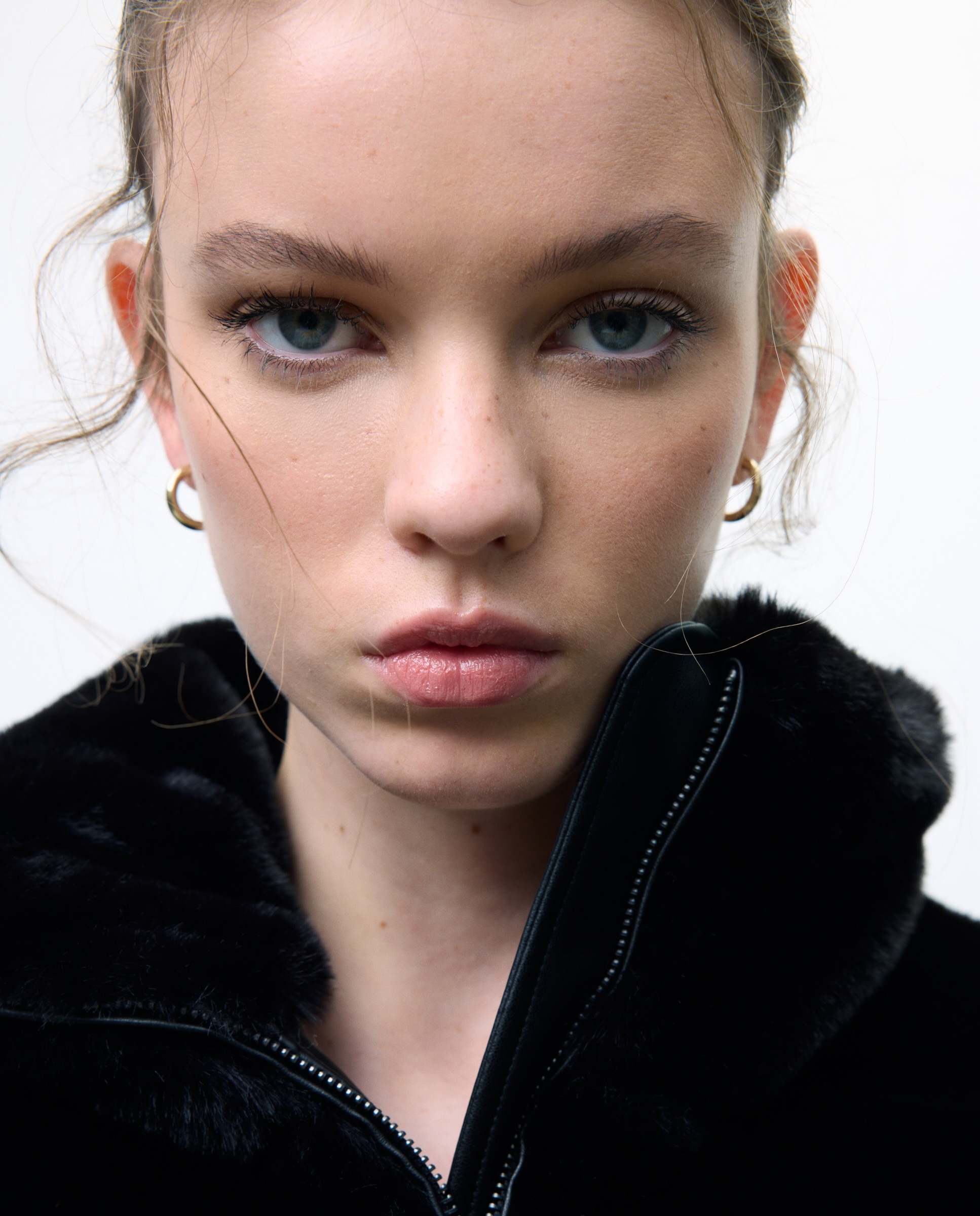 Sobretudo de Gola Alta com Pelo Preto-2