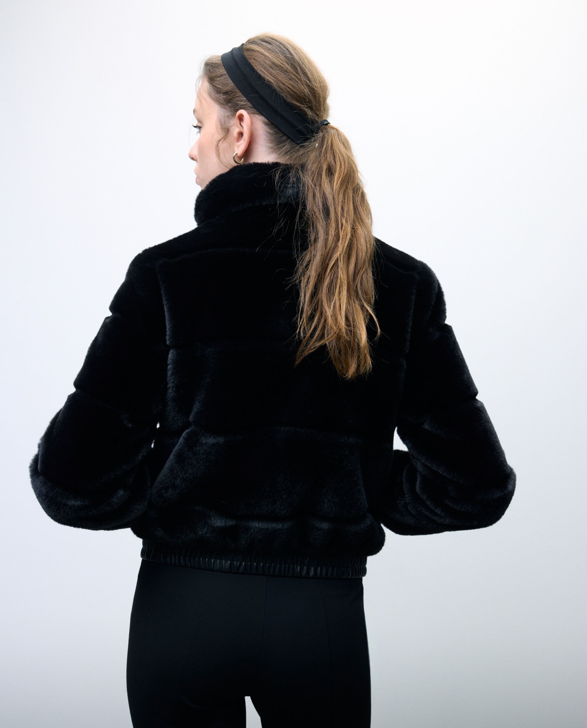 Sobretudo de Gola Alta com Pelo Preto-3