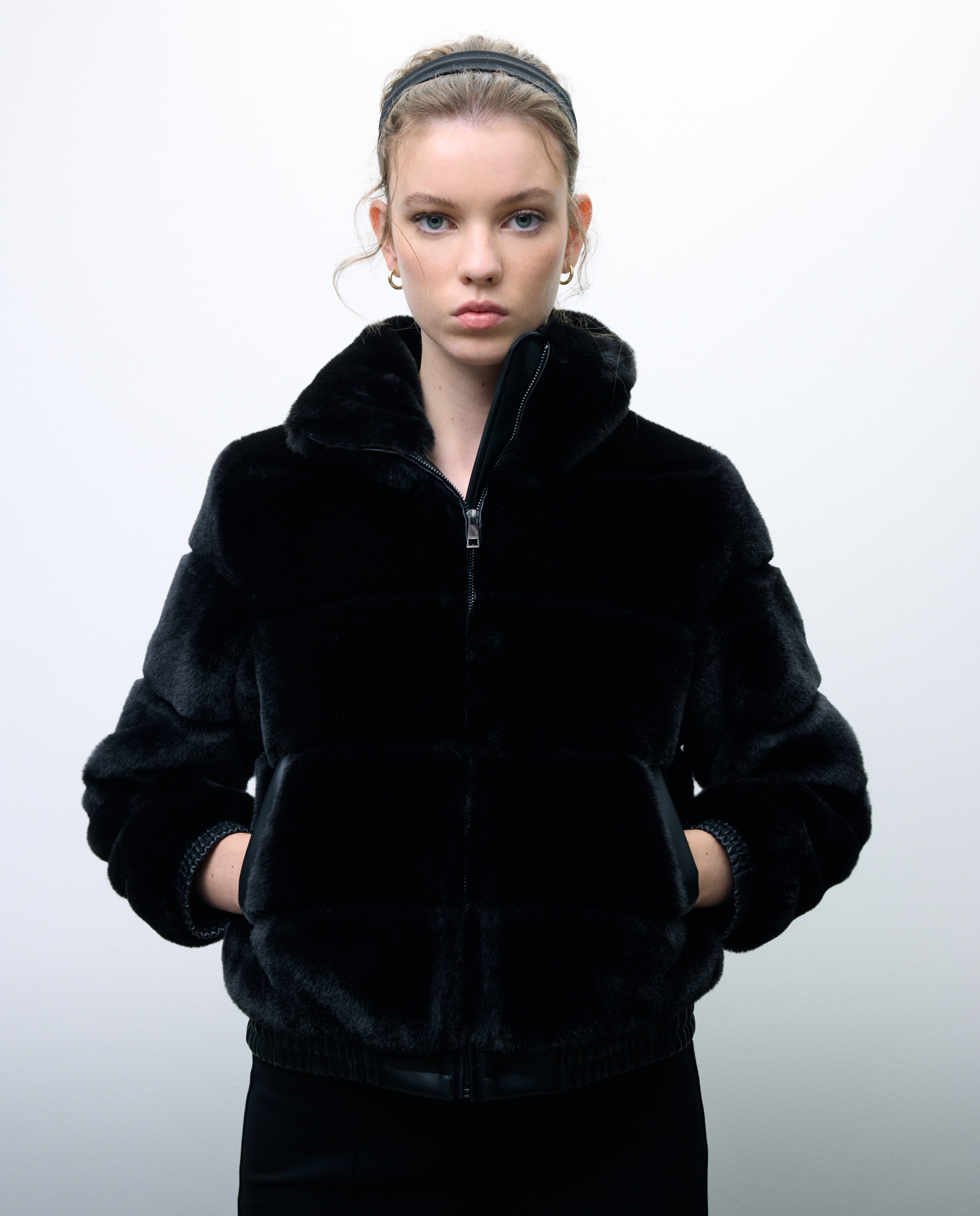 Sobretudo de Gola Alta com Pelo Preto-4