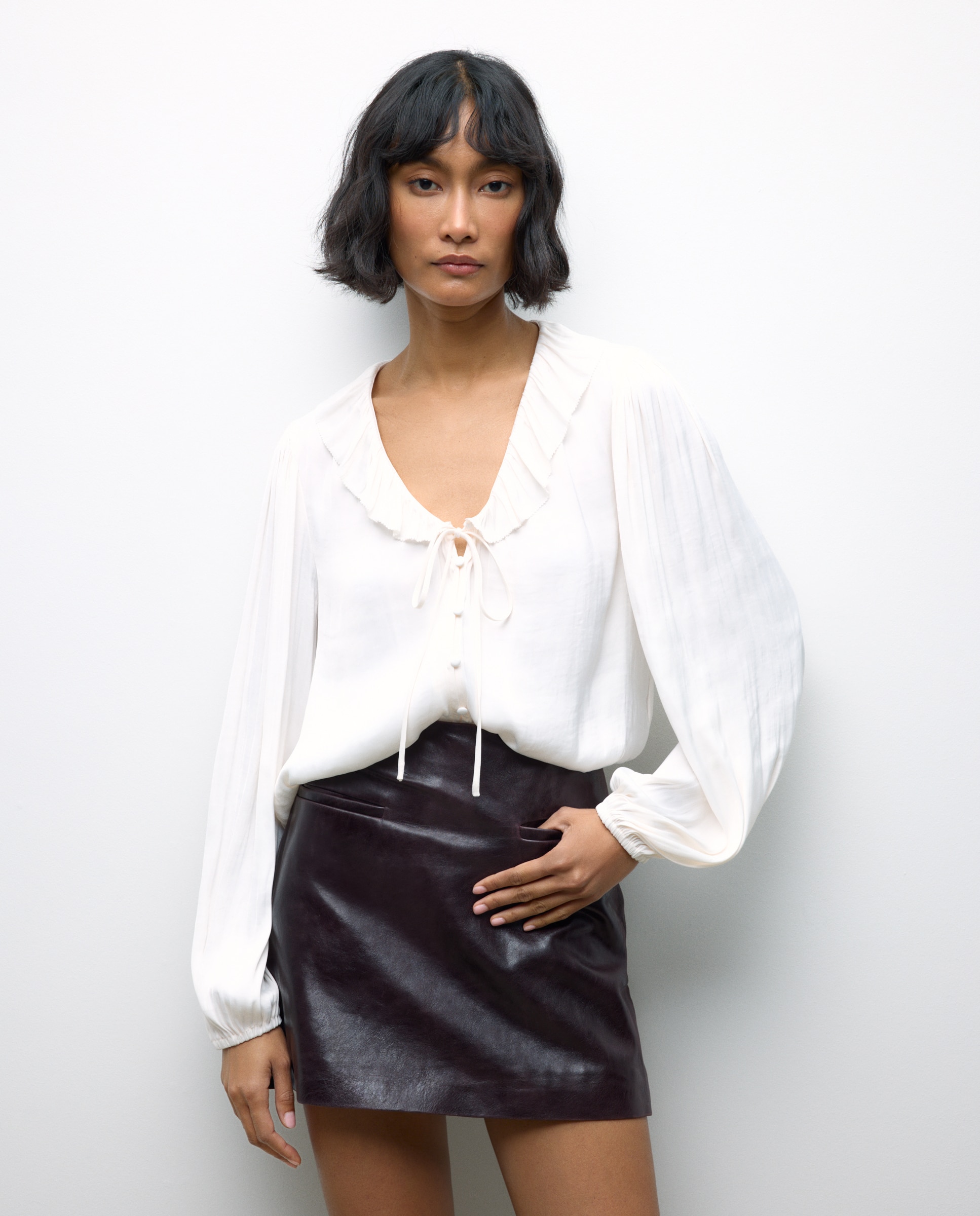 Imagem 0 de Blusa de Manga Comprida Acetinada com Folho no Colarinho e Cordão