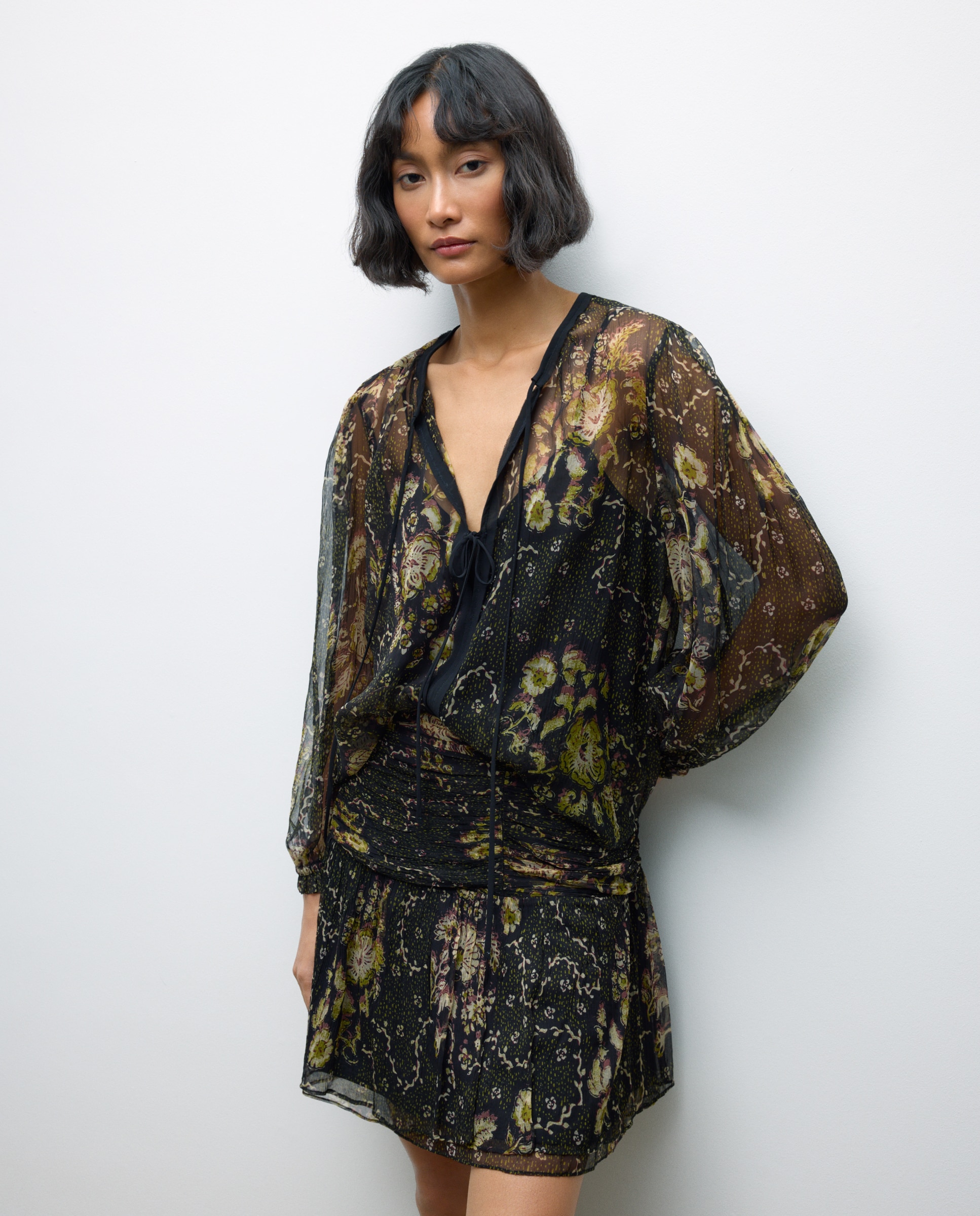 Blusa de Manga Comprida Estampada com Decote em Bico Preto-1