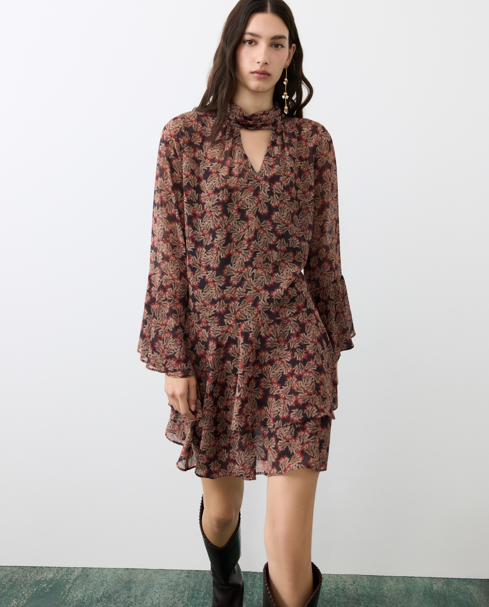 Vestido Curto com Folhos Castanho-2