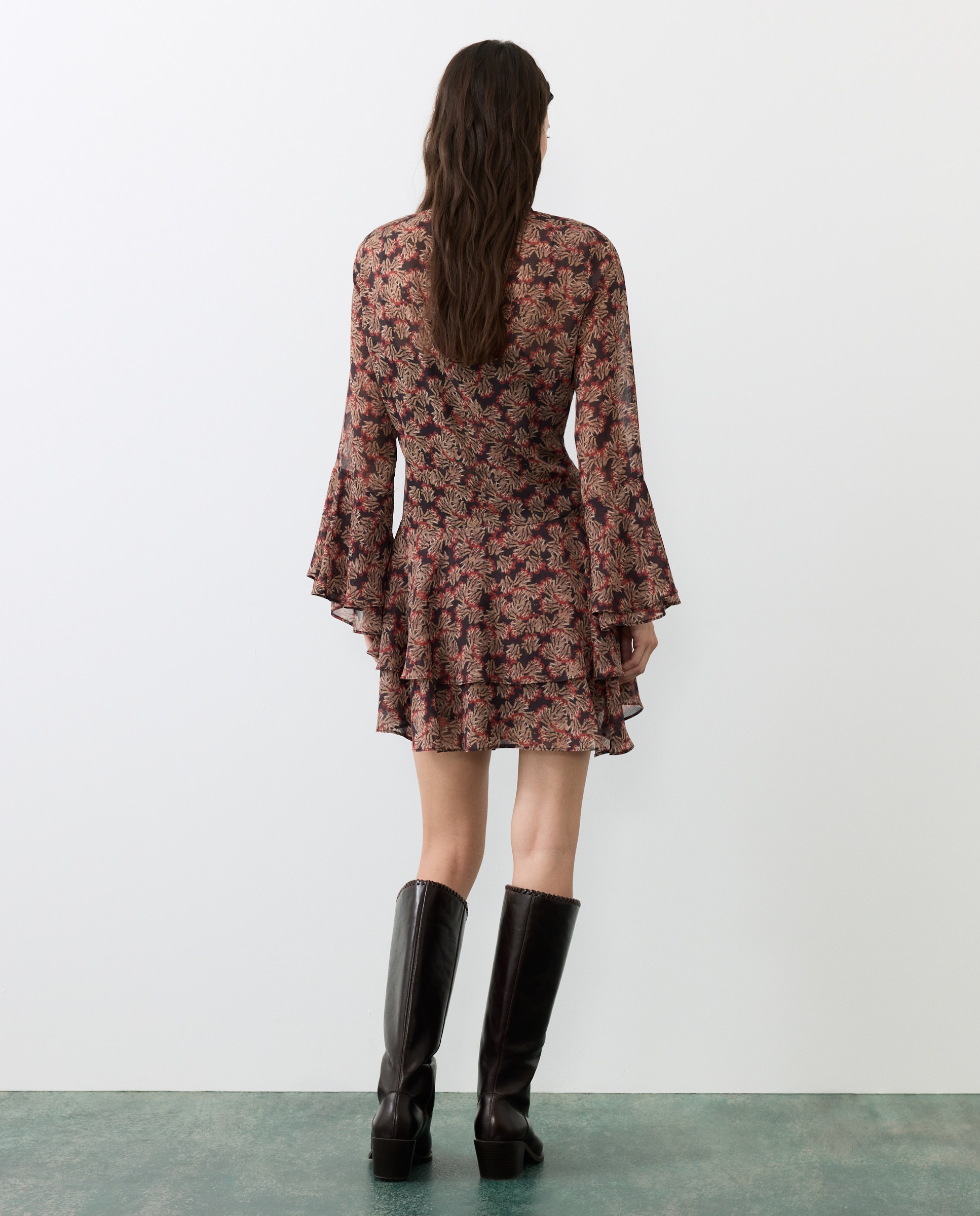 Vestido Curto com Folhos Castanho-3