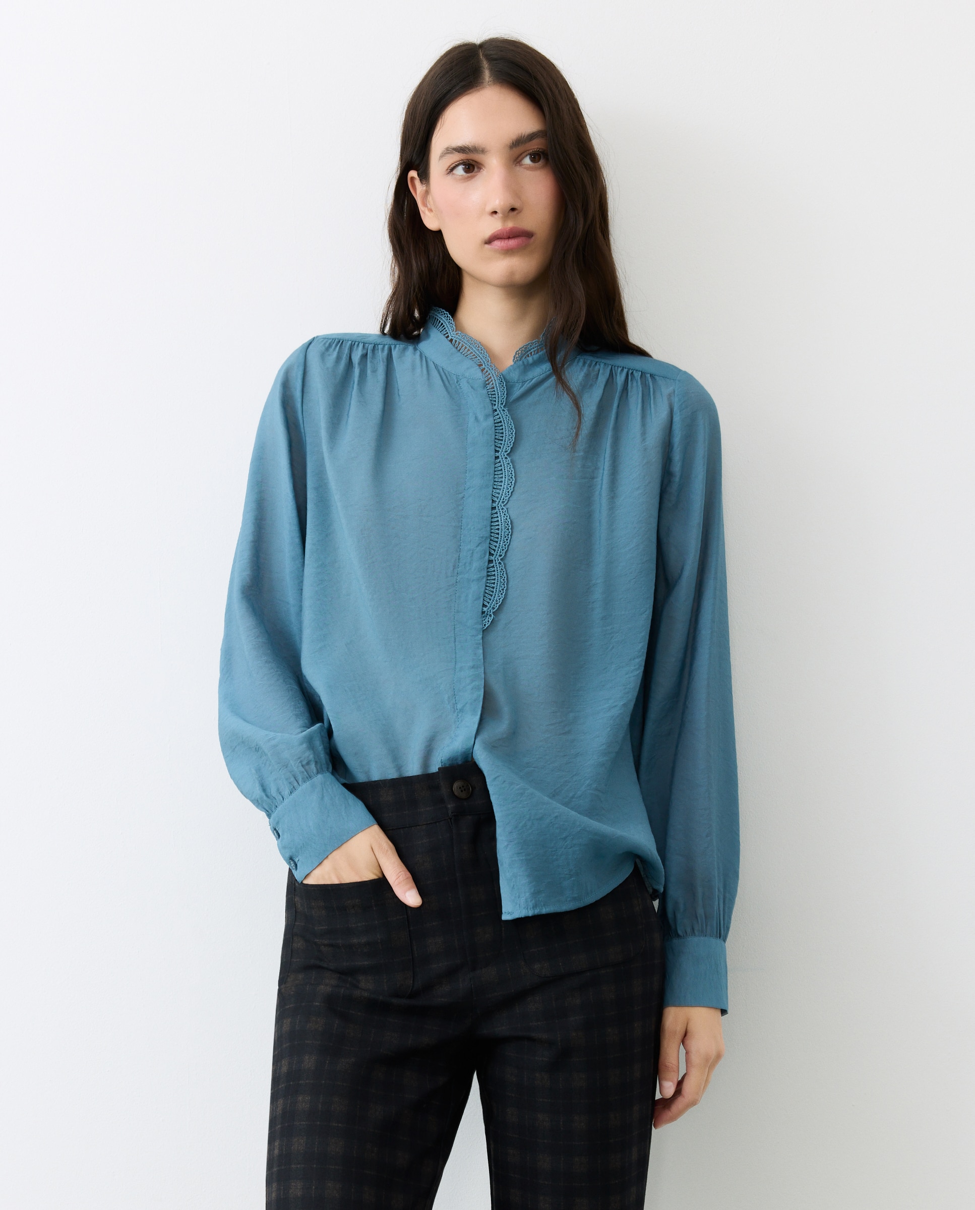 Imagem 0 de Blusa de Manga Comprida de Renda com Ondas e Gola
