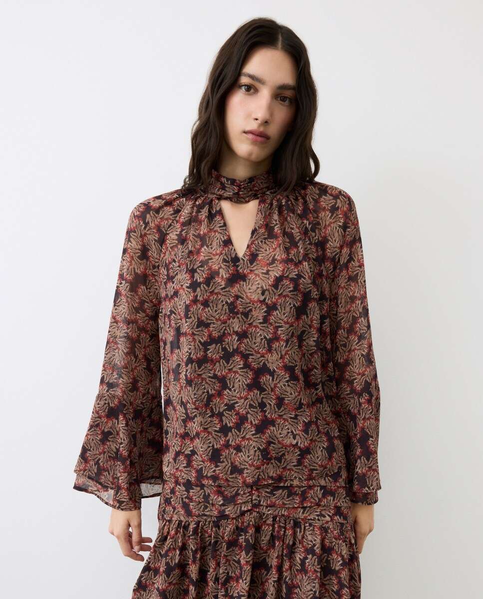 Imagen 0 de Blusa estampada volante manga de mujer Marrón