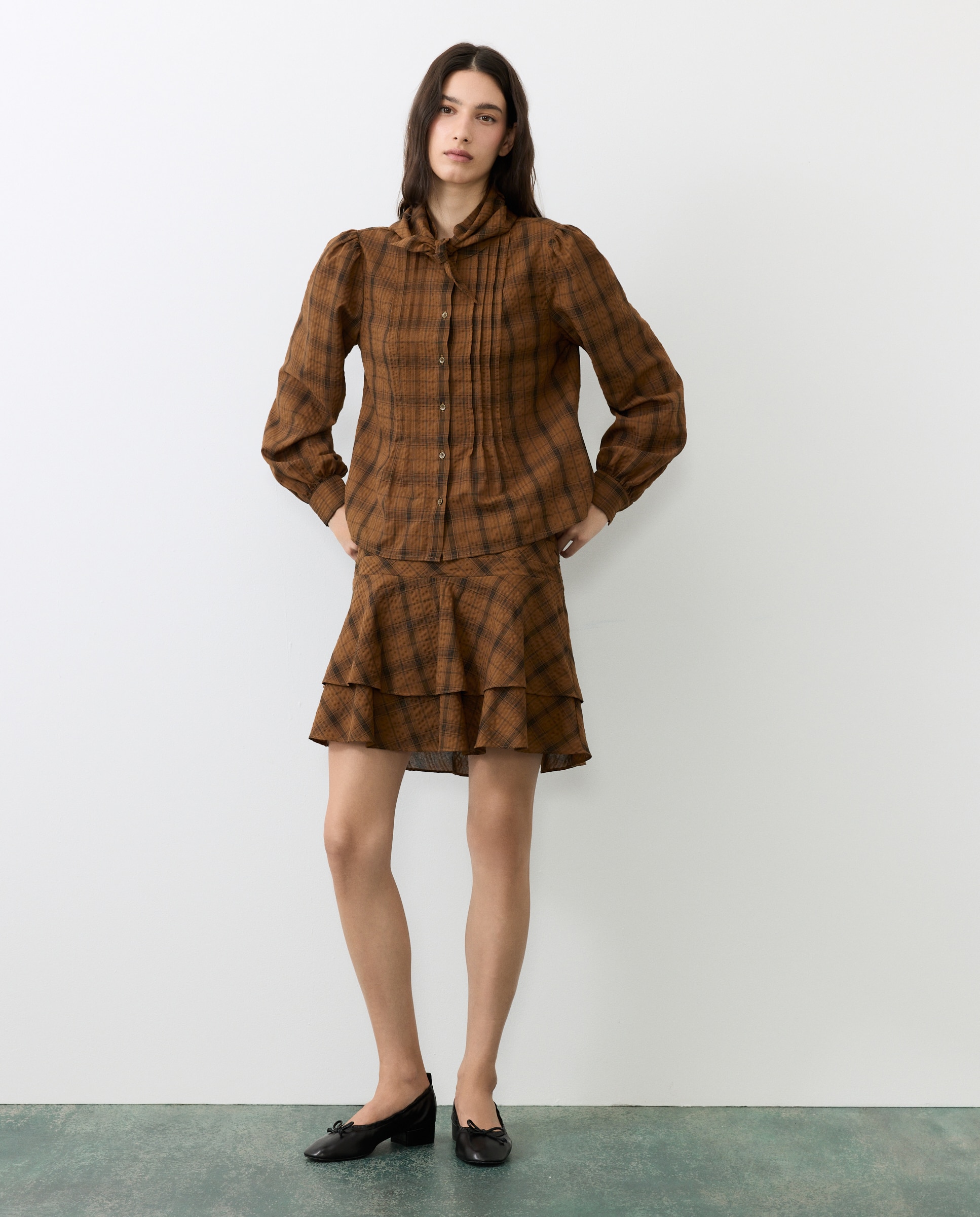 Blusa aos Quadrados com Lenço Castanho-2