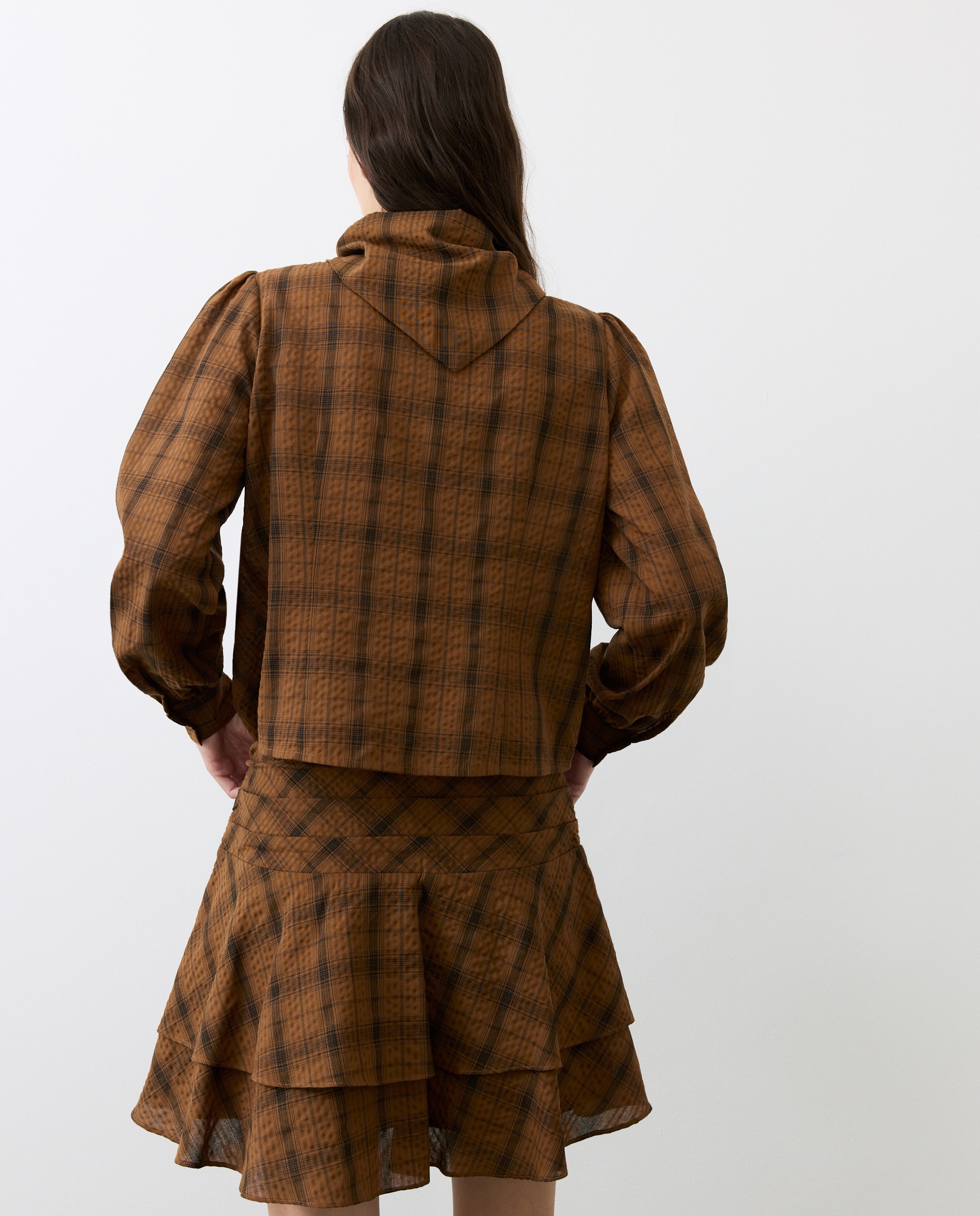 Blusa aos Quadrados com Lenço Castanho-3