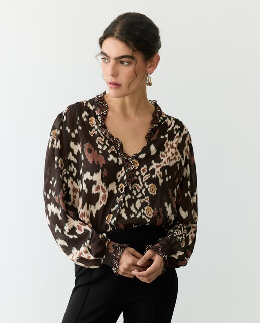 Blusa manga larga estampada jaretas cuello volante