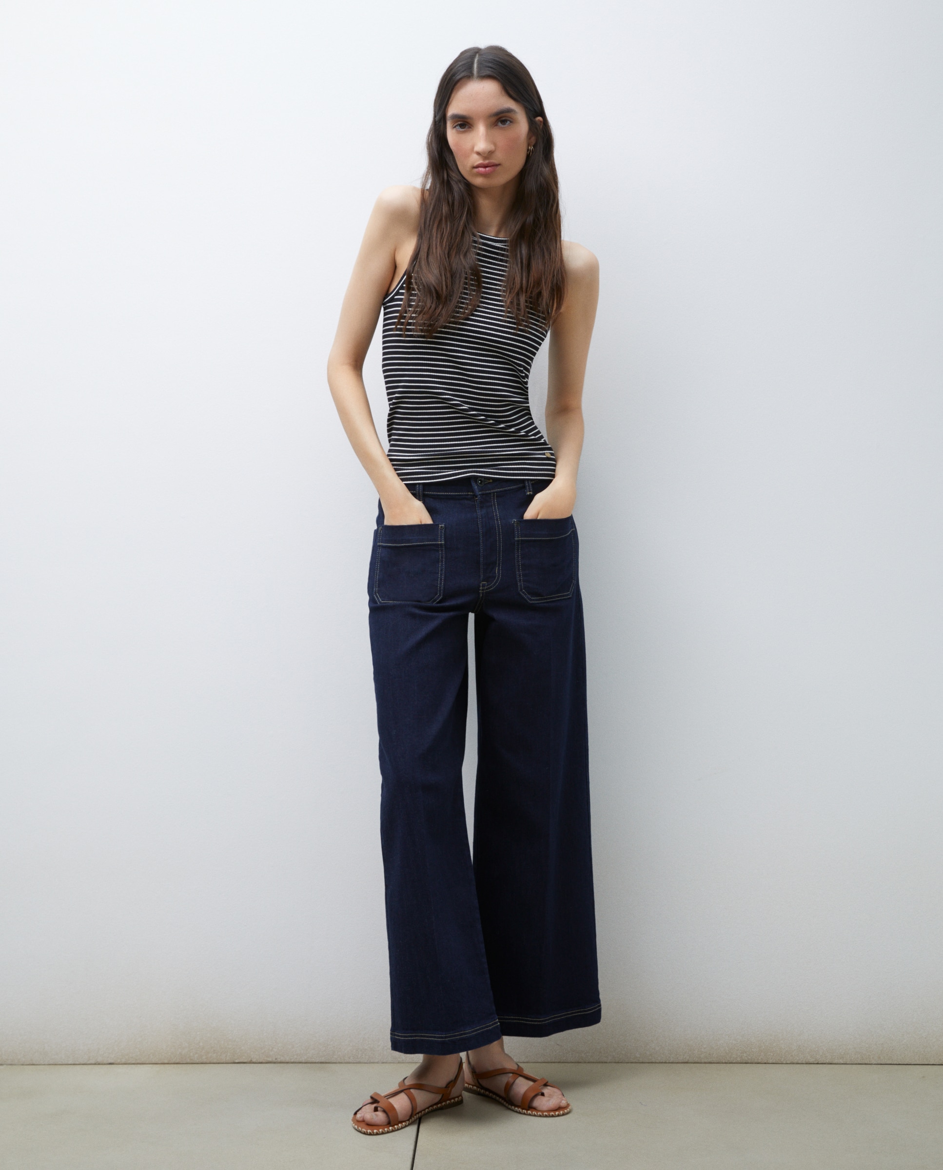 T-shirt com Gola Halter e sem Mangas Preto-1