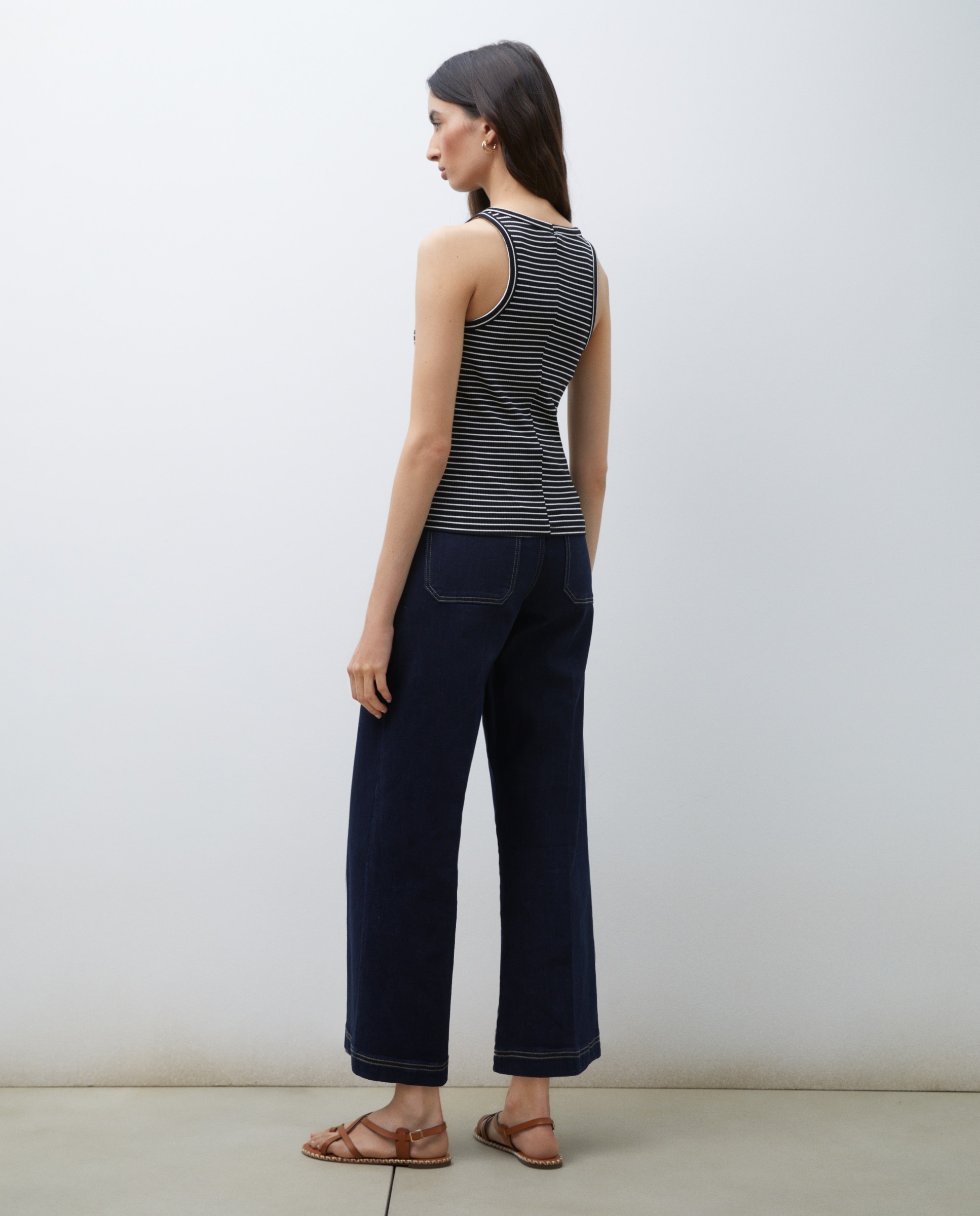 T-shirt com Gola Halter e sem Mangas Preto-3