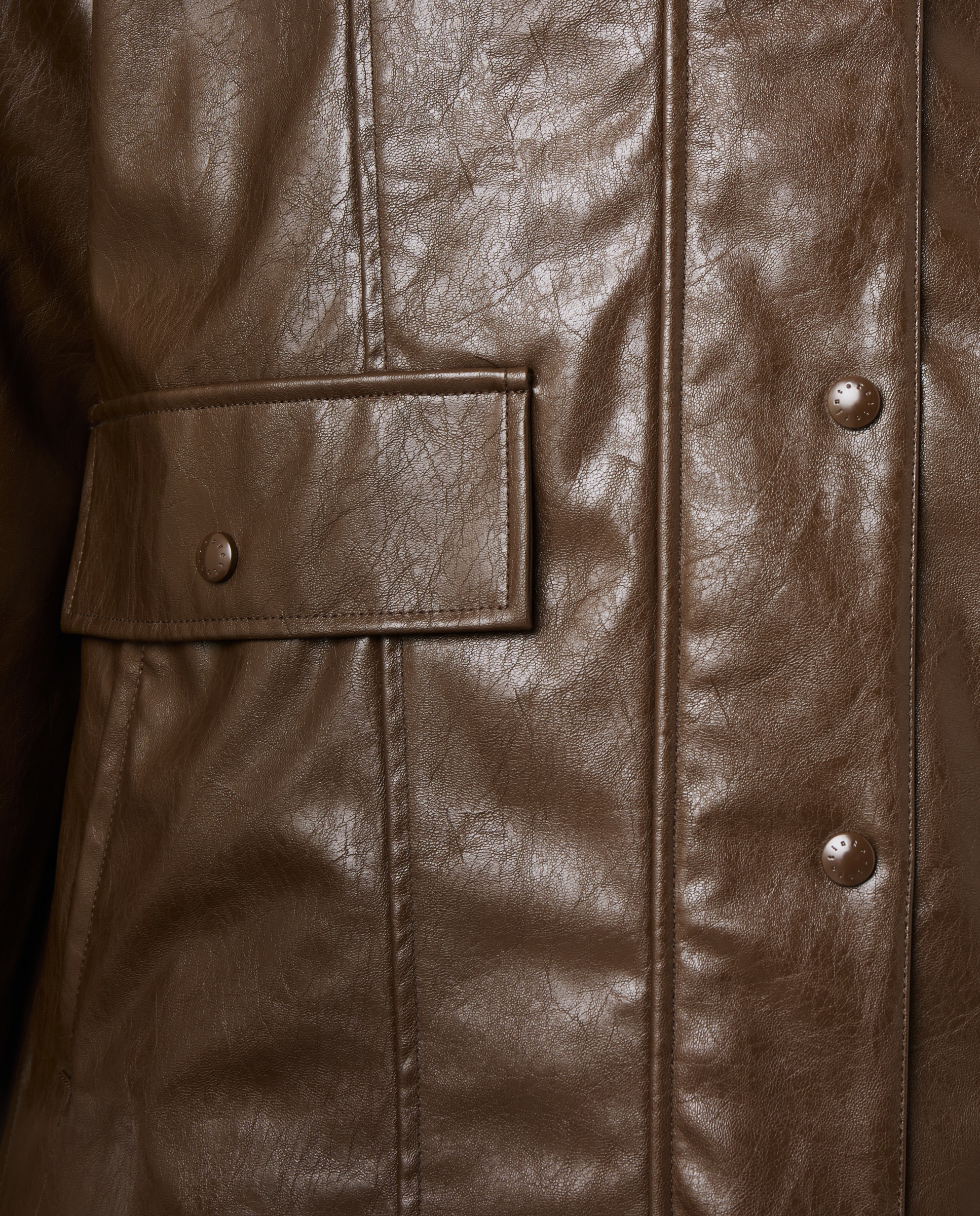 Sobretudo com Verniz e Gola de Bombazina Castanho-6