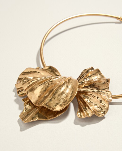 Collar con flor