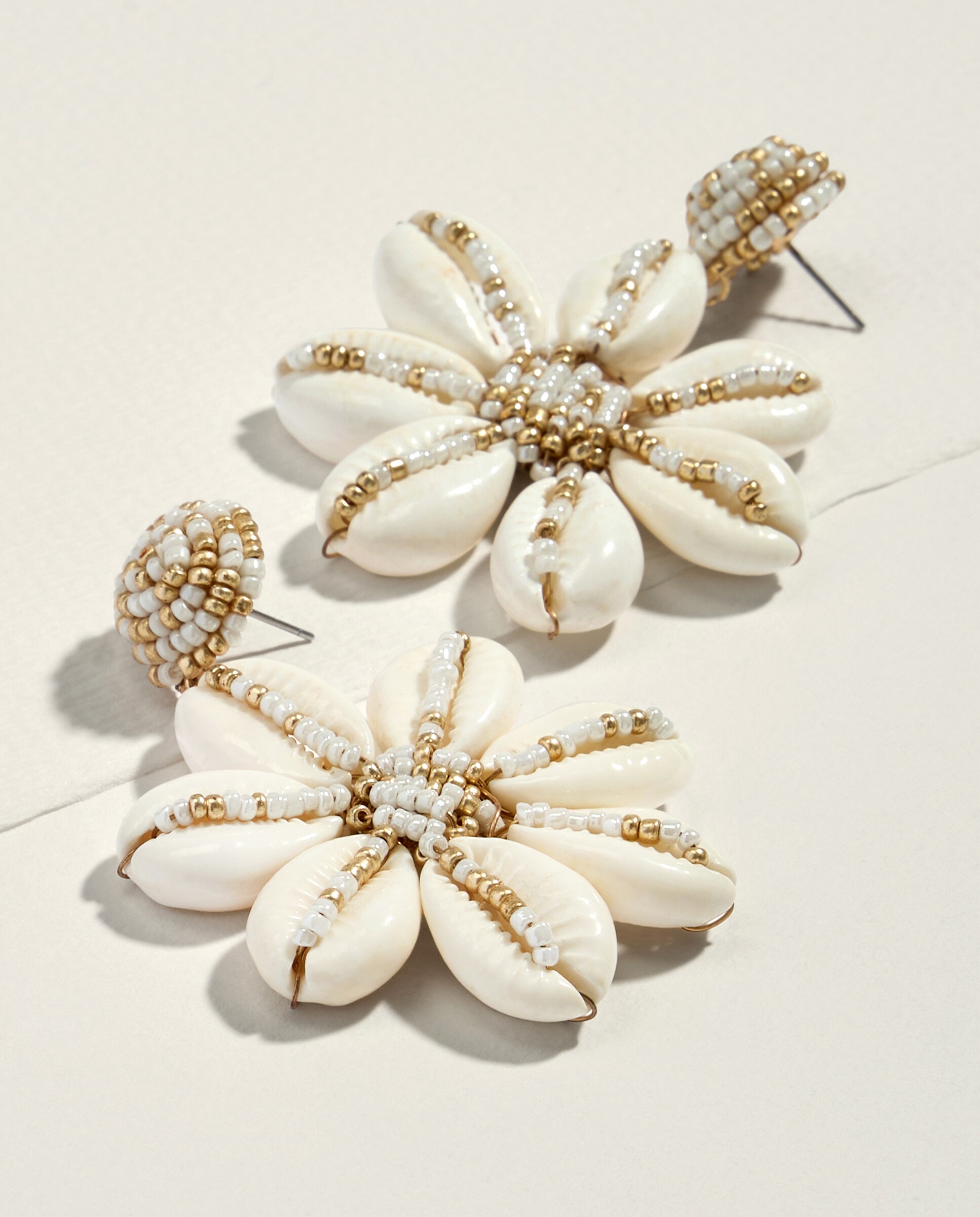 Brincos de Flor com Concha Branco-2
