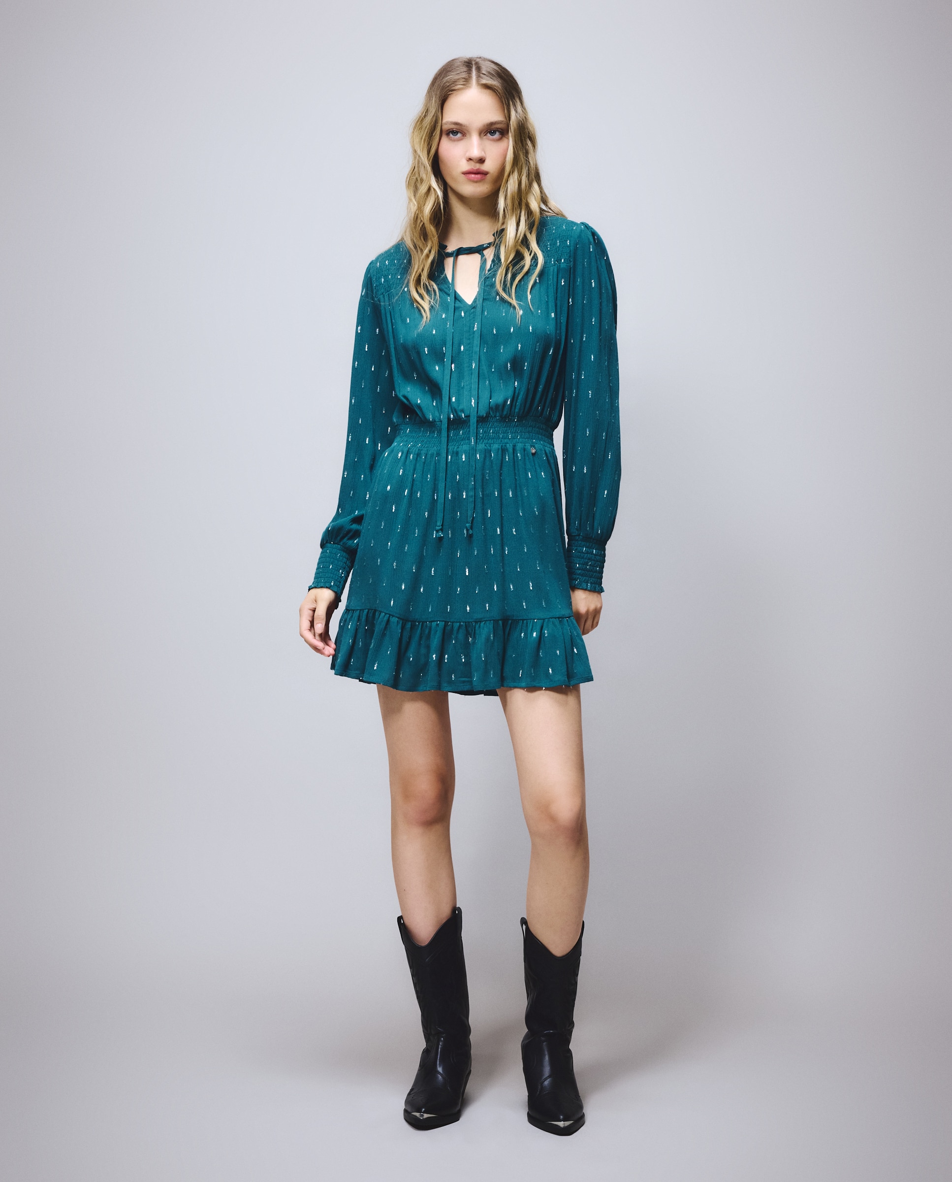 Imagem 0 de Vestido Curto Liso com Fio Metalizado